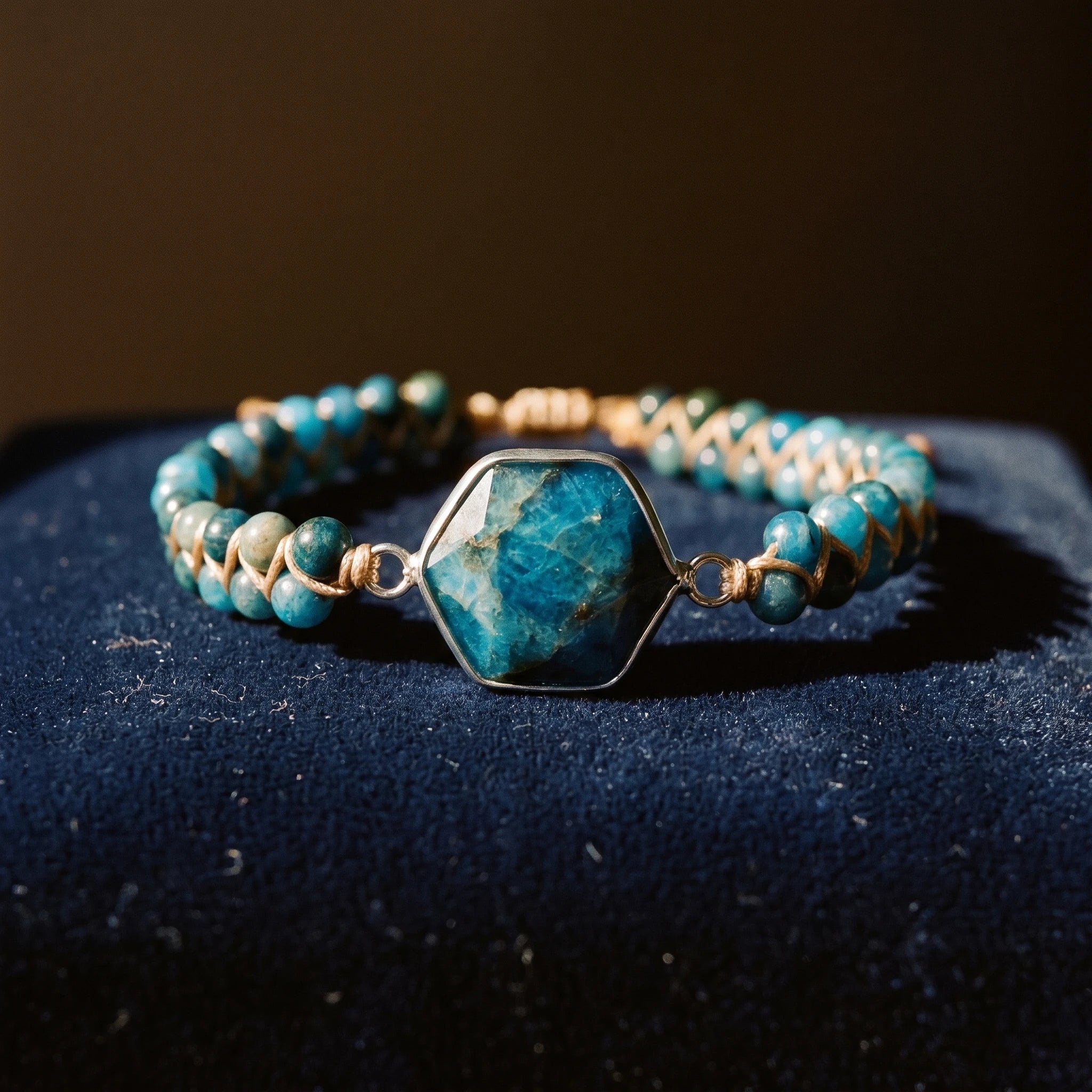 L'Apatite — Bracelet pierre bleu turquoise — détail matière · AURÆN Pierres d'Âme