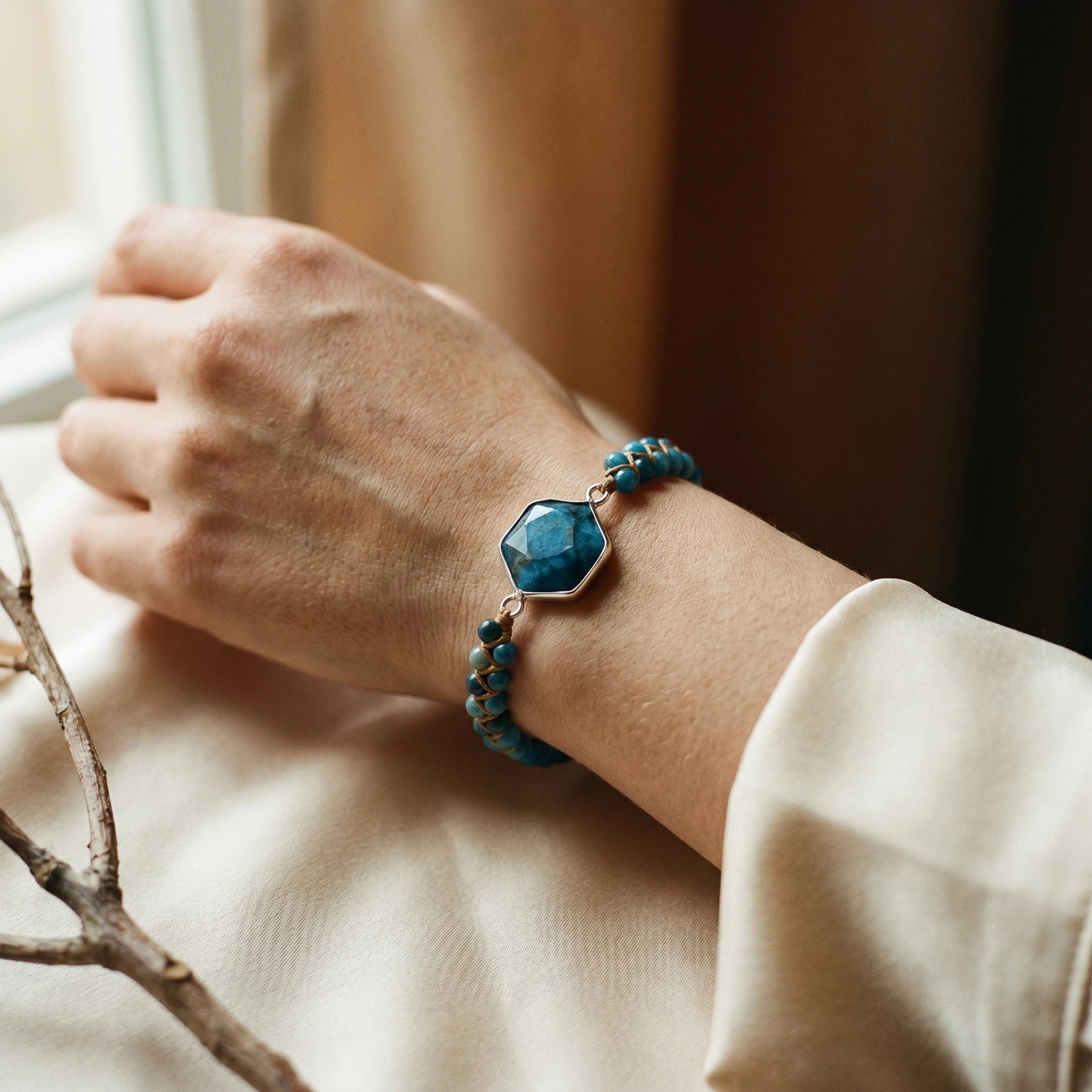 L'Apatite — Bracelet pierre bleu turquoise — porté · AURÆN Pierres d'Âme