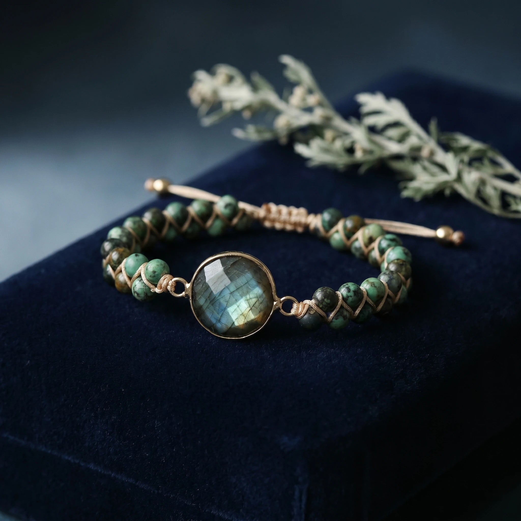 La Labradorite — Bracelet aux reflets bleutés — vue principale · AURÆN Pierres d'Âme
