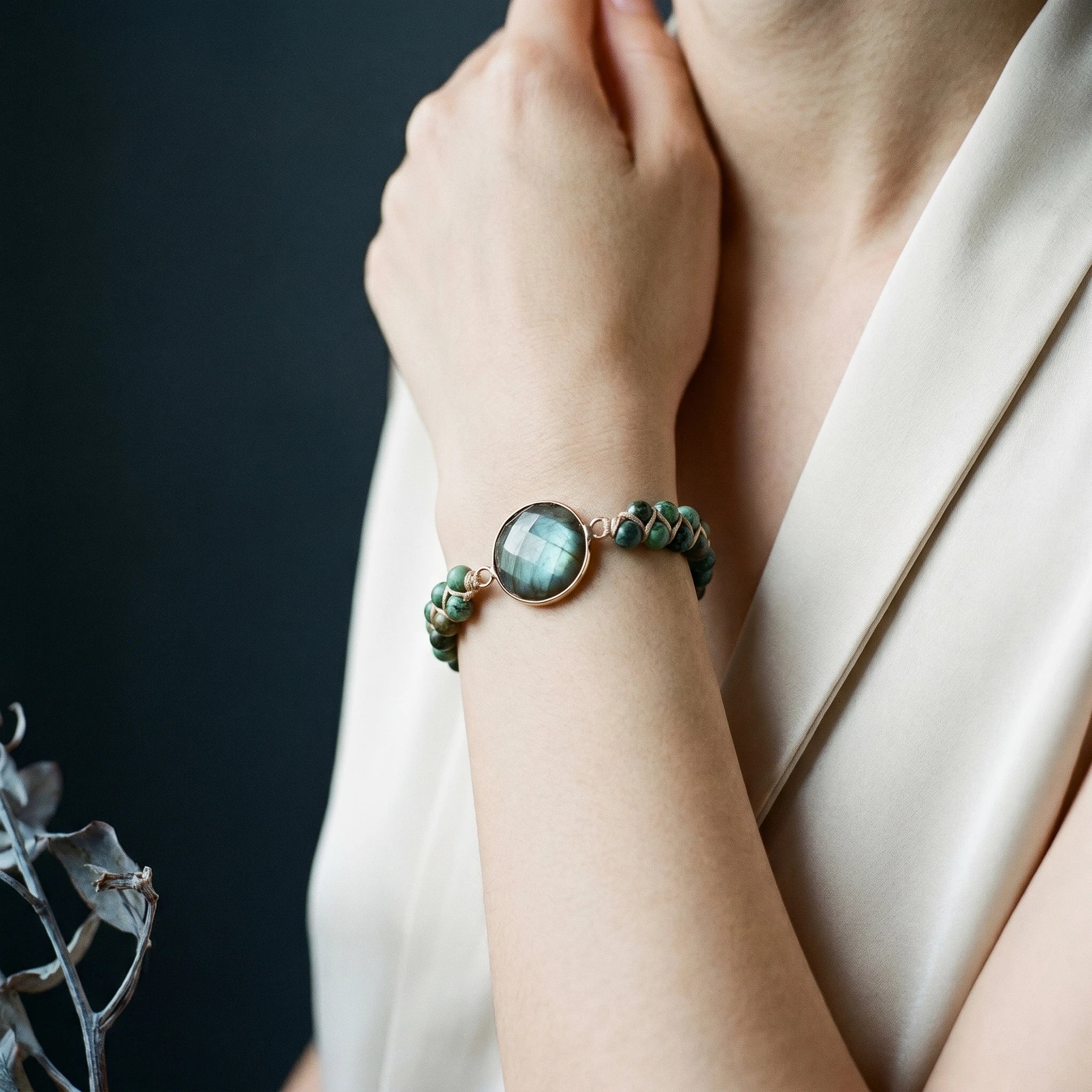 La Labradorite — Bracelet aux reflets bleutés — porté · AURÆN Pierres d'Âme
