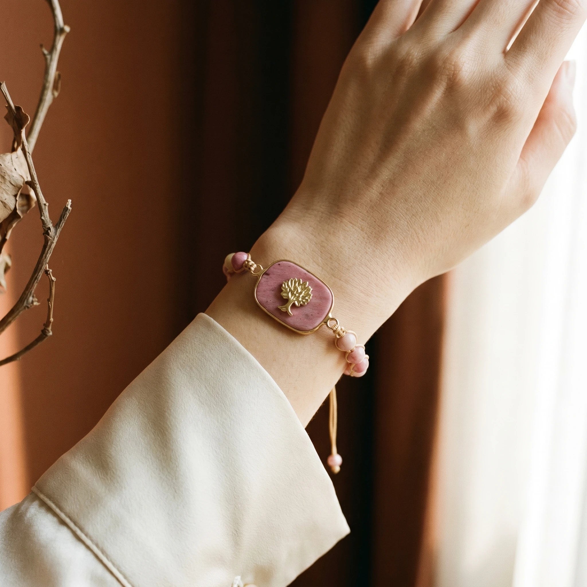 L'Arbre de Vie Rose — Bracelet rhodonite à pendentif — porté · AURÆN Pierres d'Âme