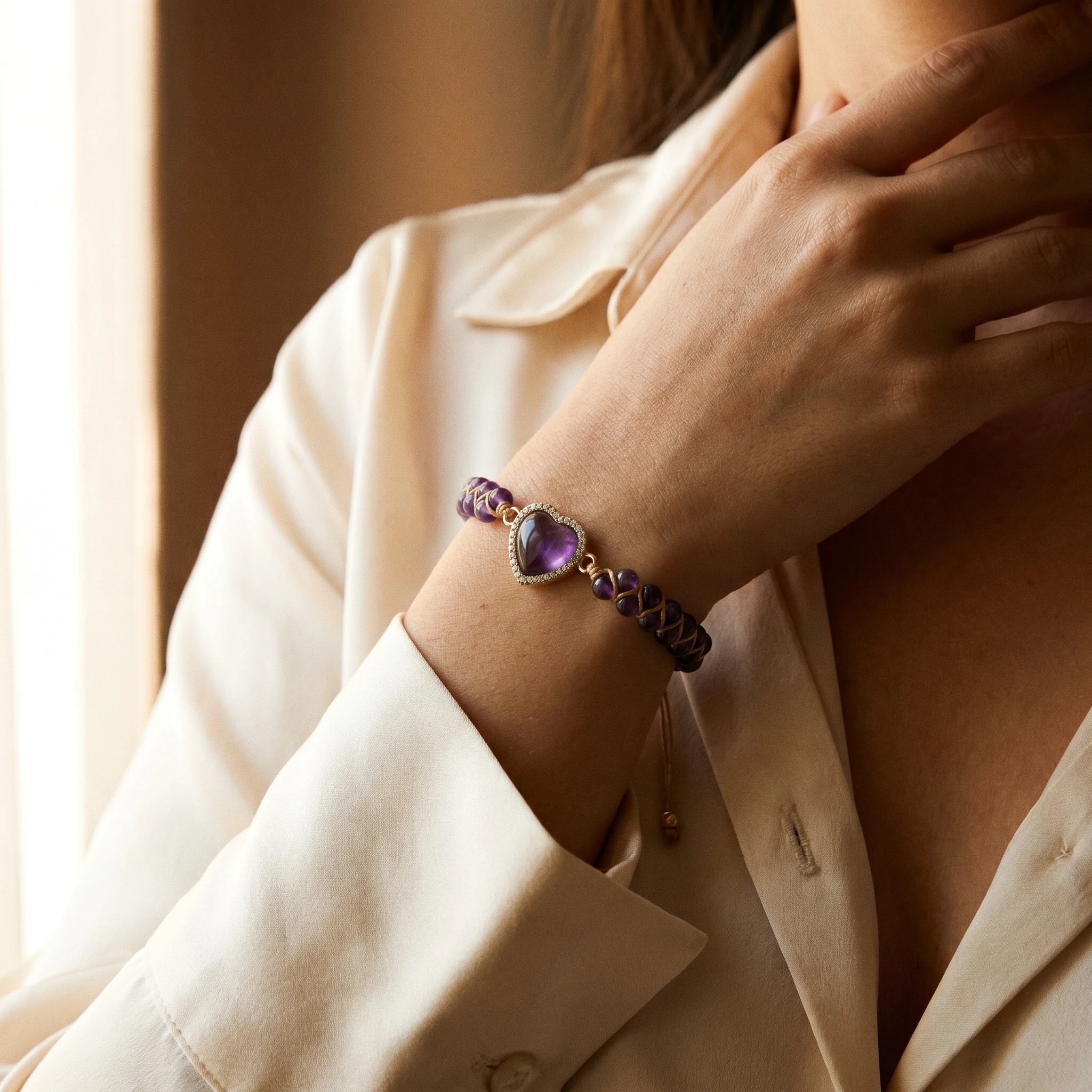 Le Cœur Violet — Bracelet améthyste à pendentif cœur — porté · AURÆN Pierres d'Âme