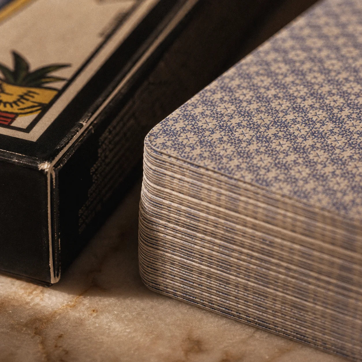 L'Augure — Tarot de Marseille traditionnel 78 cartes — détail matière · AURÆN Objets Sacrés