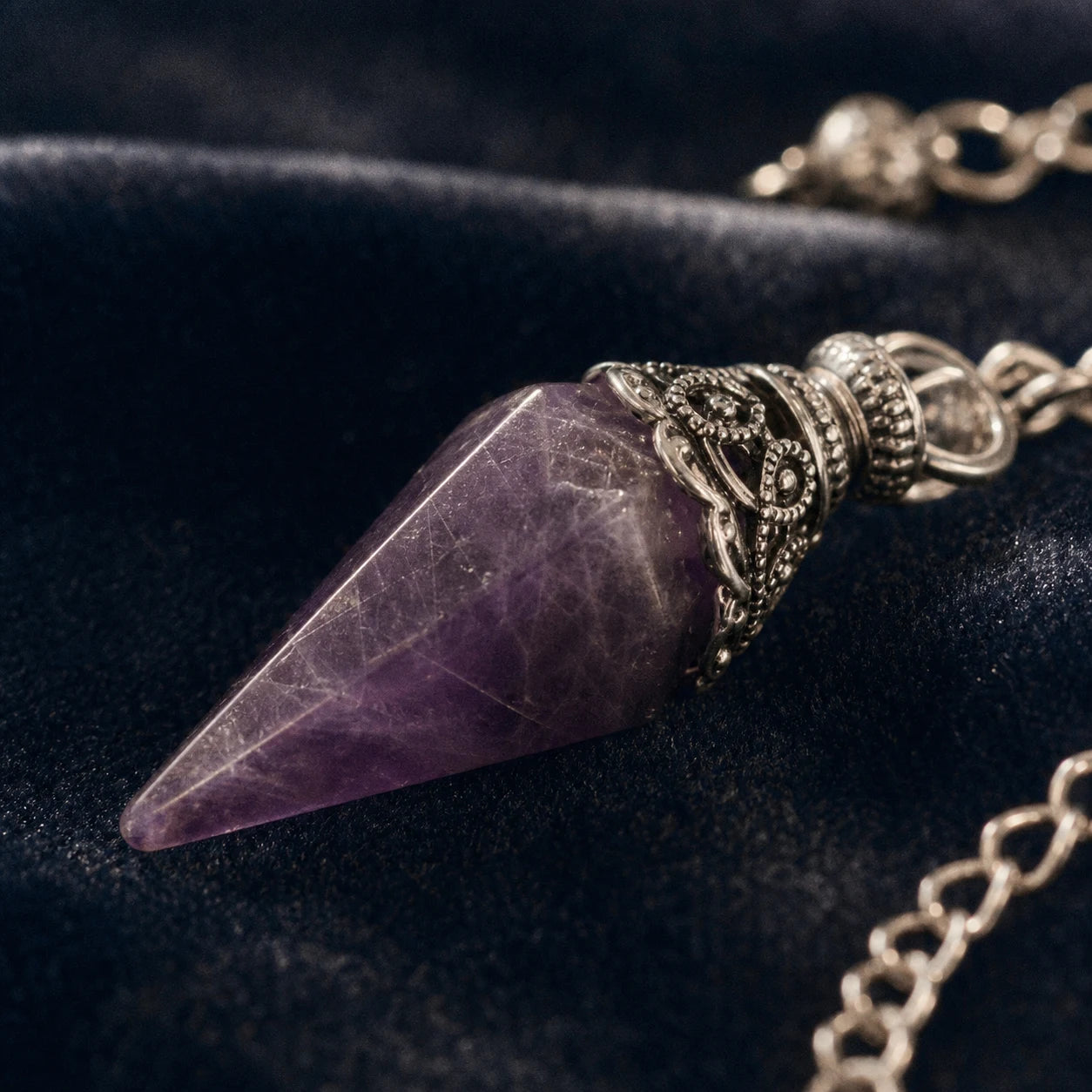 Le Pendule d'Améthyste — pendule de radiesthésie en améthyste naturelle — détail matière · AURÆN Objets Sacrés
