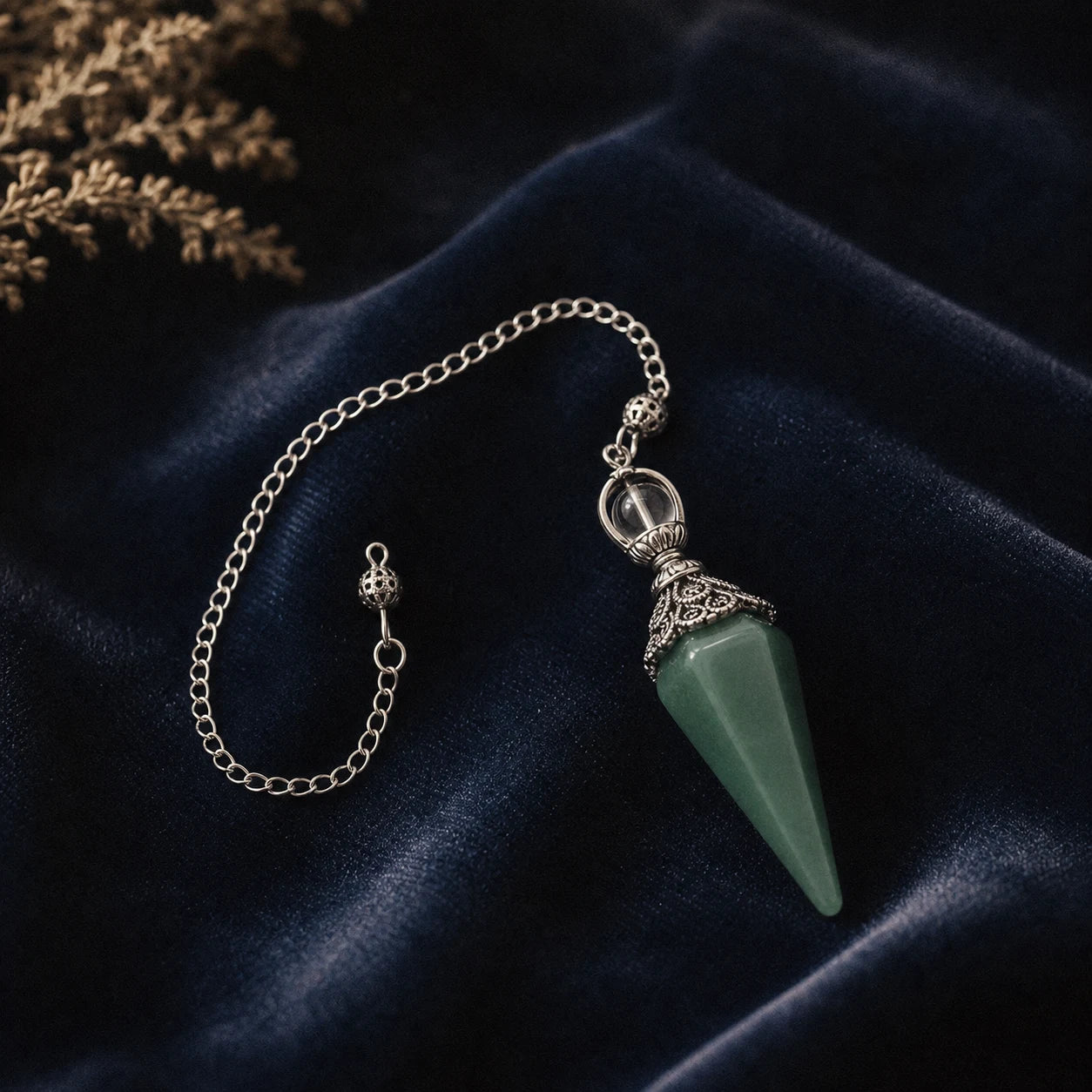 Le Pendule d'Aventurine Verte — pendule de radiesthésie en aventurine verte naturelle — vue principale · AURÆN Objets Sacrés
