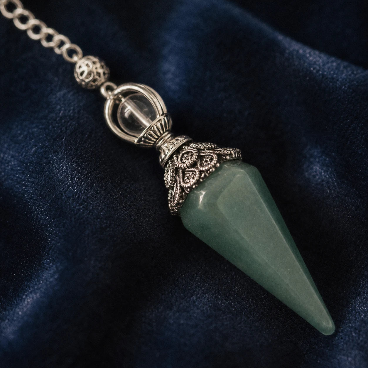 Le Pendule d'Aventurine Verte — pendule de radiesthésie en aventurine verte naturelle — détail matière · AURÆN Objets Sacrés