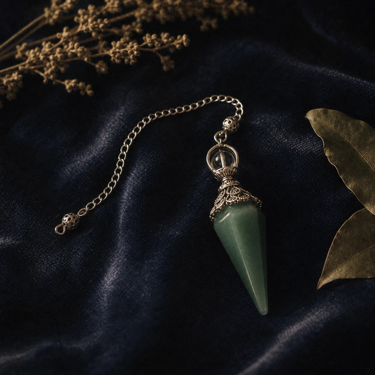 Le Pendule d'Aventurine Verte — pendule de radiesthésie en aventurine verte naturelle — mise en scène rituelle · AURÆN Objets Sacrés