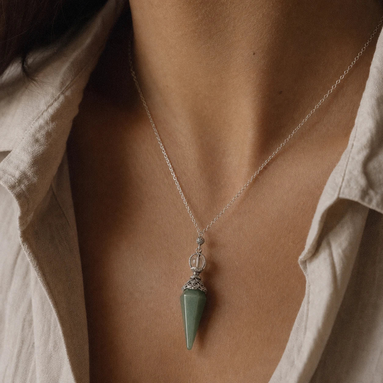 Le Pendule d'Aventurine Verte — pendule de radiesthésie en aventurine verte naturelle — porté · AURÆN Objets Sacrés