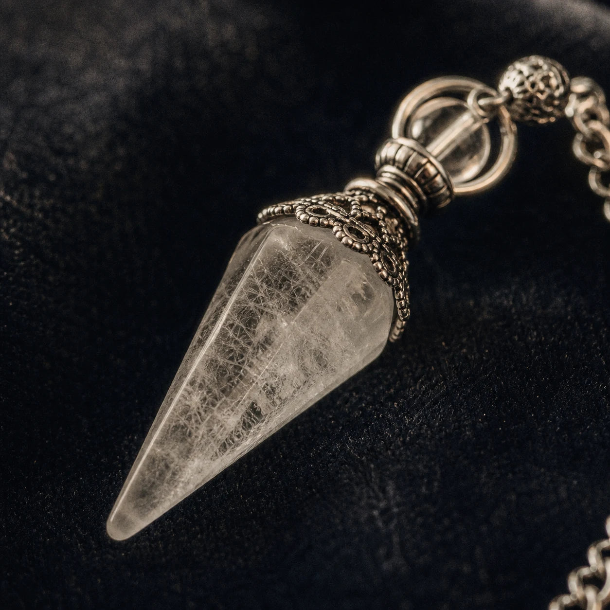 Le Pendule de Cristal de Roche — pendule de radiesthésie en cristal de roche naturel — détail matière · AURÆN Objets Sacrés