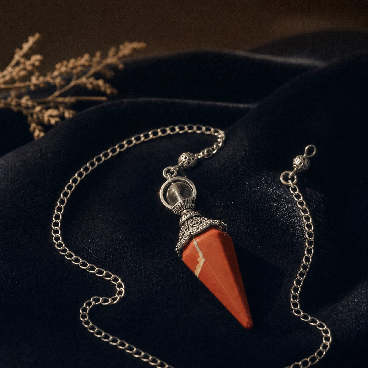 Le Pendule de Jaspe Rouge — pendule de radiesthésie en jaspe rouge naturel — vue principale · AURÆN Objets Sacrés
