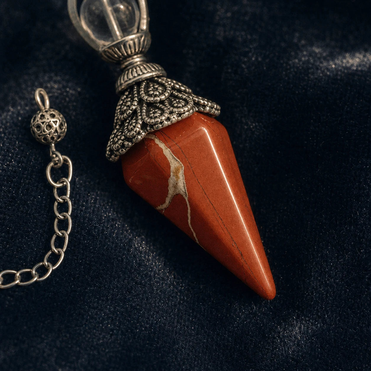 Le Pendule de Jaspe Rouge — pendule de radiesthésie en jaspe rouge naturel — détail matière · AURÆN Objets Sacrés
