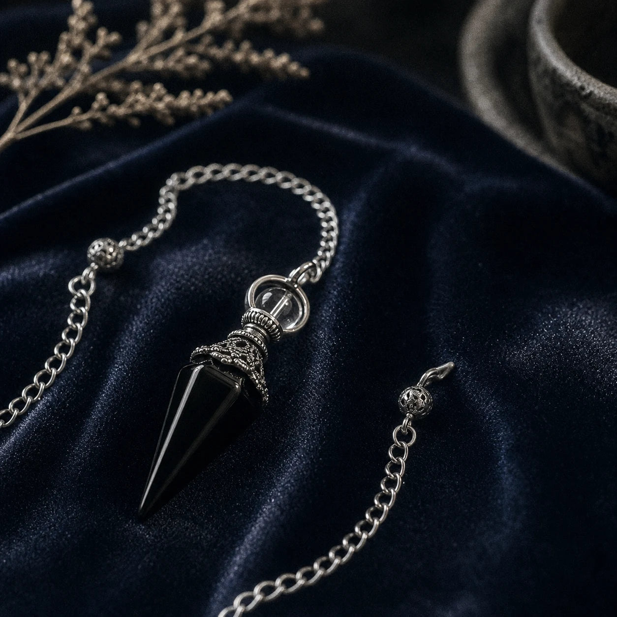 Le Pendule d'Obsidienne — pendule de radiesthésie en obsidienne noire naturelle — vue principale · AURÆN Objets Sacrés