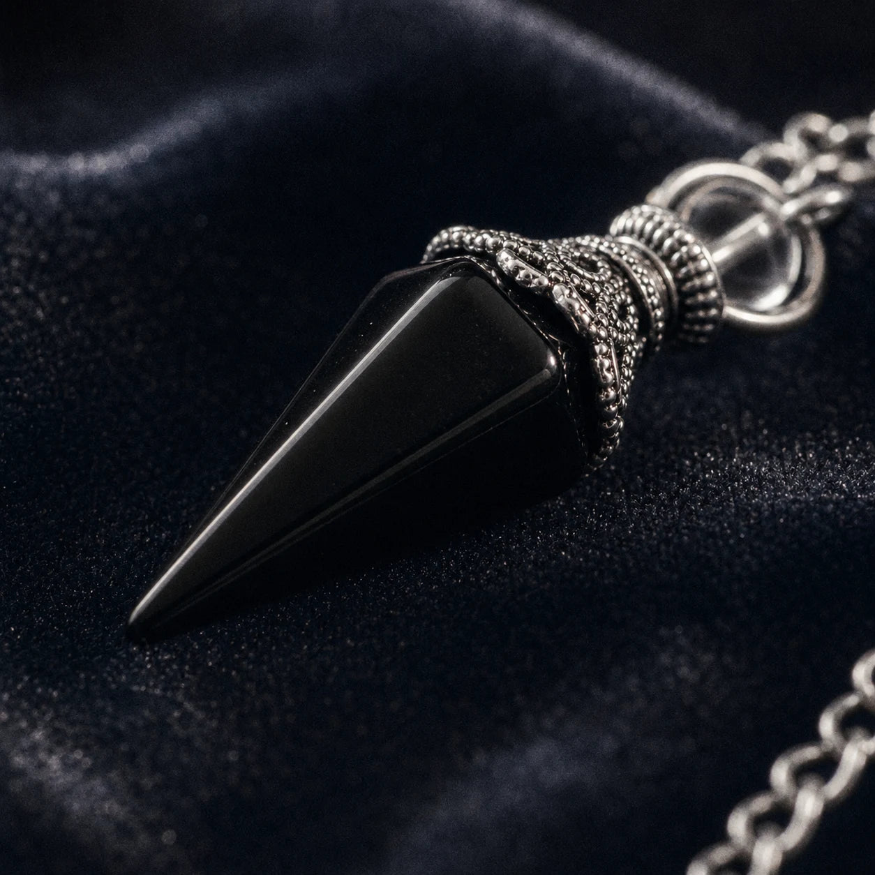 Le Pendule d'Obsidienne — pendule de radiesthésie en obsidienne noire naturelle — détail matière · AURÆN Objets Sacrés