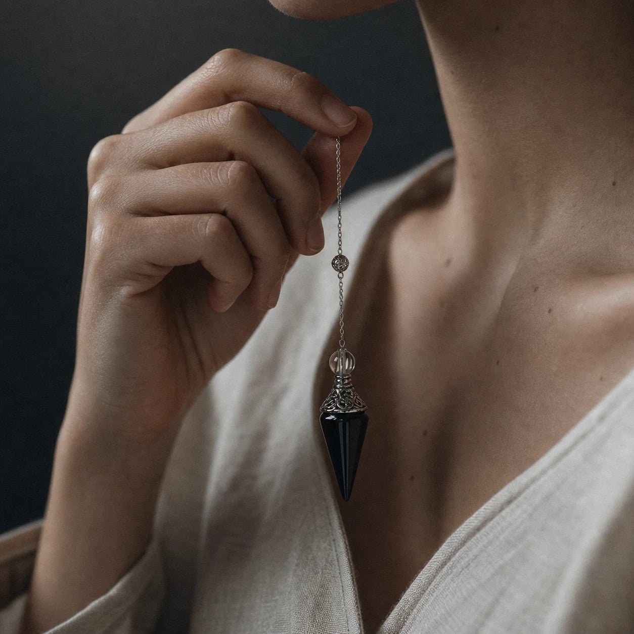 Le Pendule d'Obsidienne — pendule de radiesthésie en obsidienne noire naturelle — porté · AURÆN Objets Sacrés