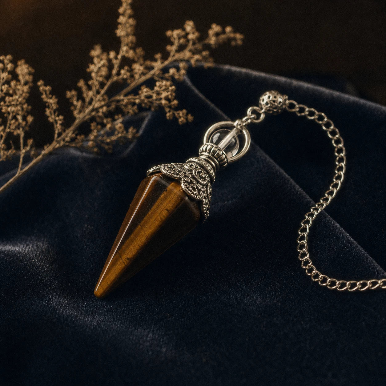 Le Pendule d'Œil de Tigre — pendule de radiesthésie en œil de tigre naturel — vue principale · AURÆN Objets Sacrés
