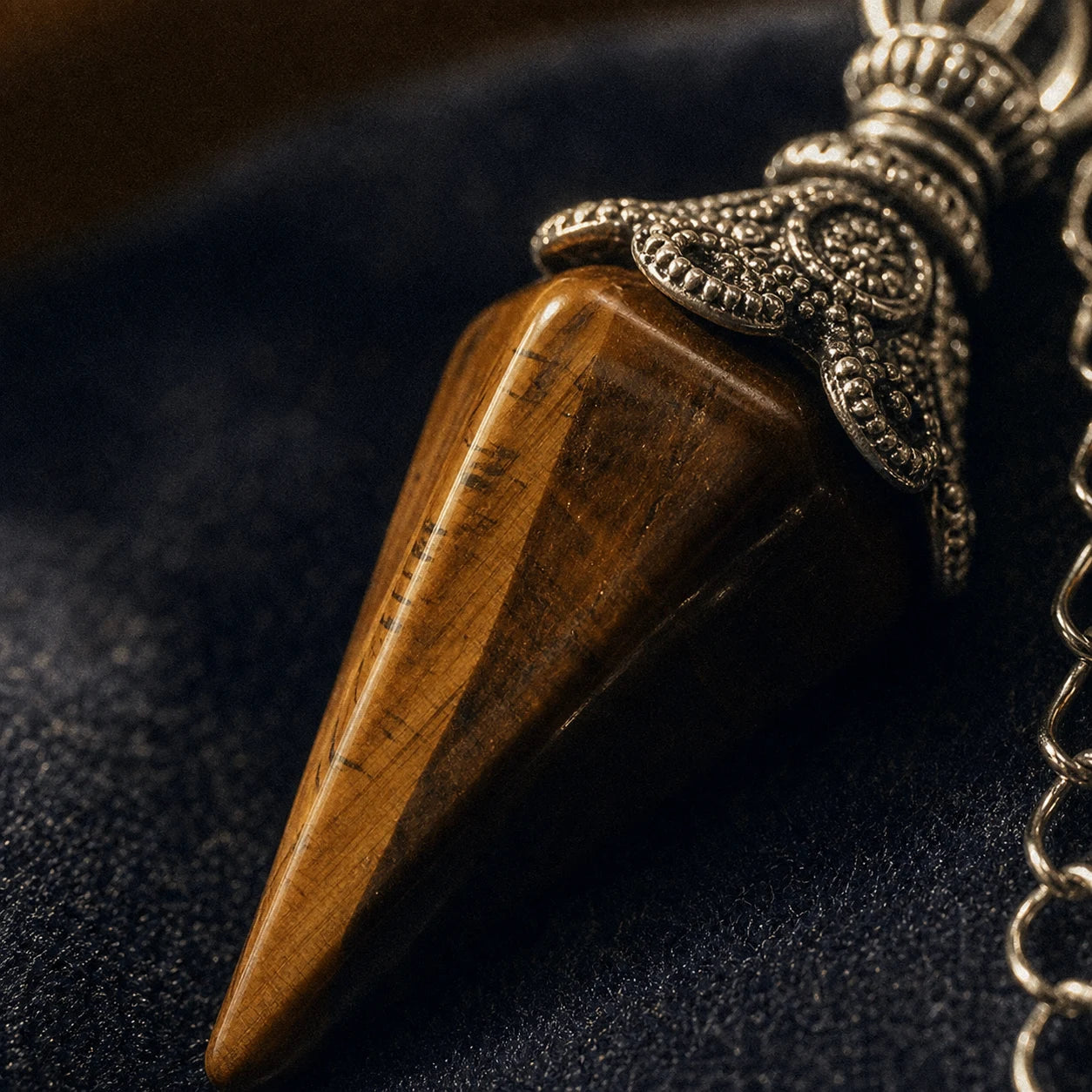 Le Pendule d'Œil de Tigre — pendule de radiesthésie en œil de tigre naturel — détail matière · AURÆN Objets Sacrés