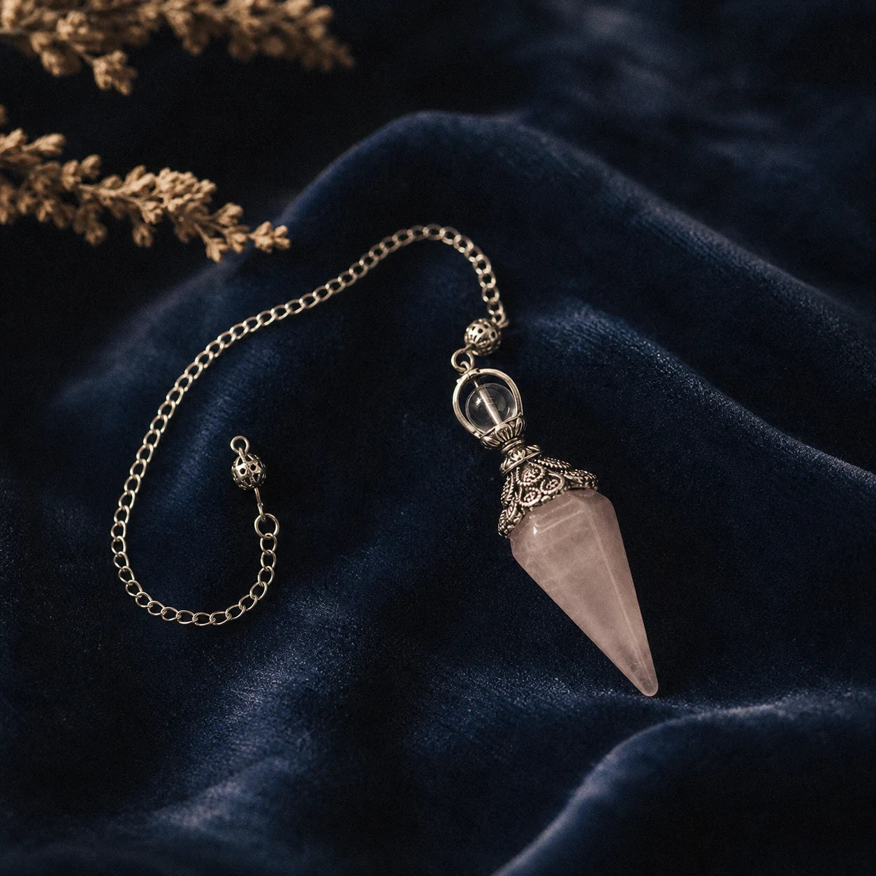 Le Pendule de Quartz Rose — pendule de radiesthésie en quartz rose naturel — vue principale · AURÆN Objets Sacrés