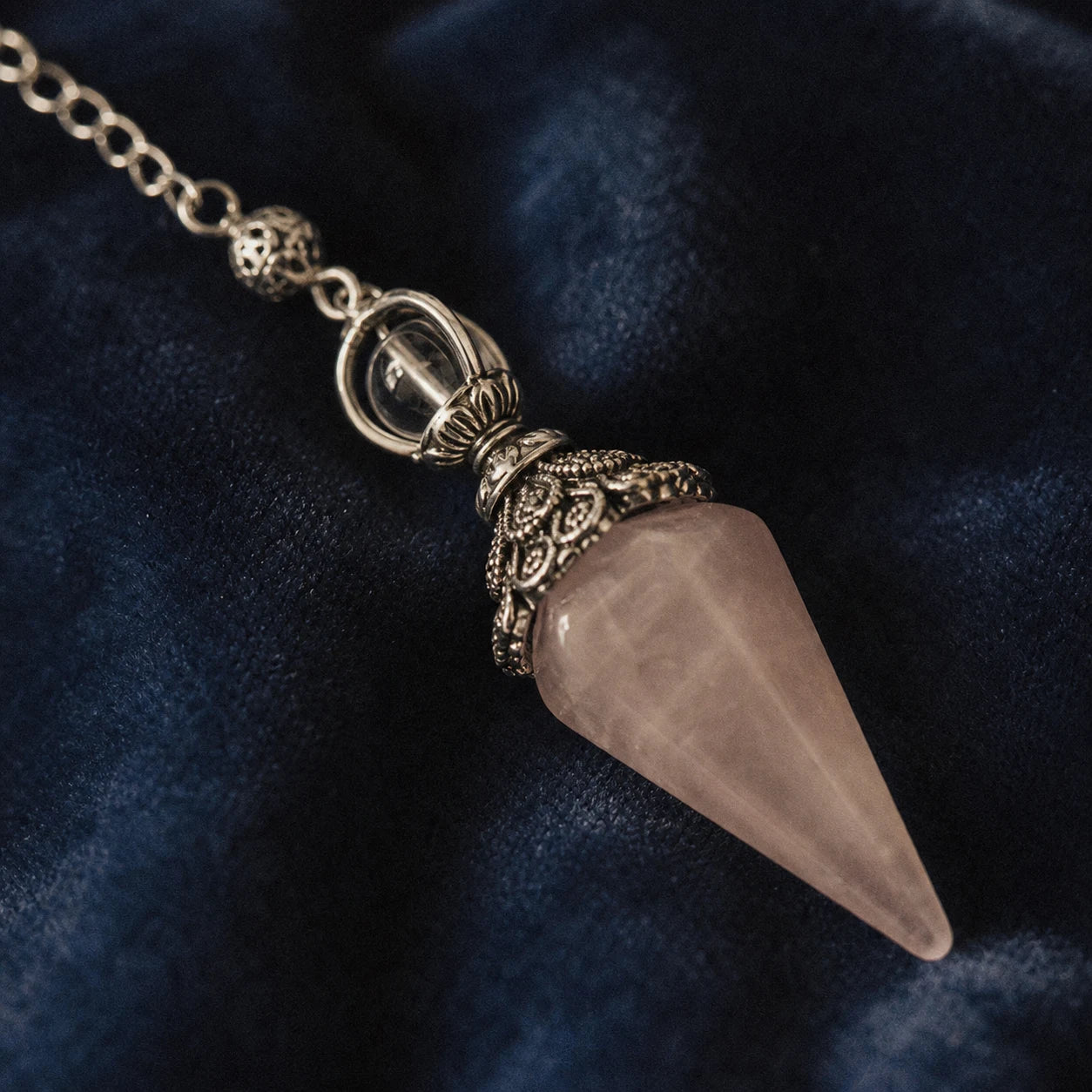 Le Pendule de Quartz Rose — pendule de radiesthésie en quartz rose naturel — détail matière · AURÆN Objets Sacrés