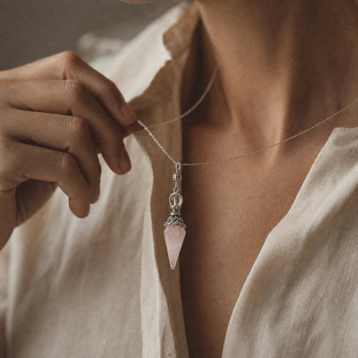 Le Pendule de Quartz Rose — pendule de radiesthésie en quartz rose naturel — porté · AURÆN Objets Sacrés