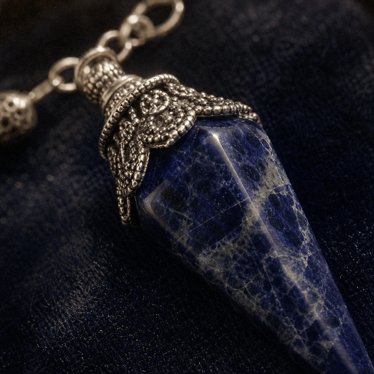 Le Pendule de Sodalite — pendule de radiesthésie en sodalite naturelle — détail matière · AURÆN Objets Sacrés