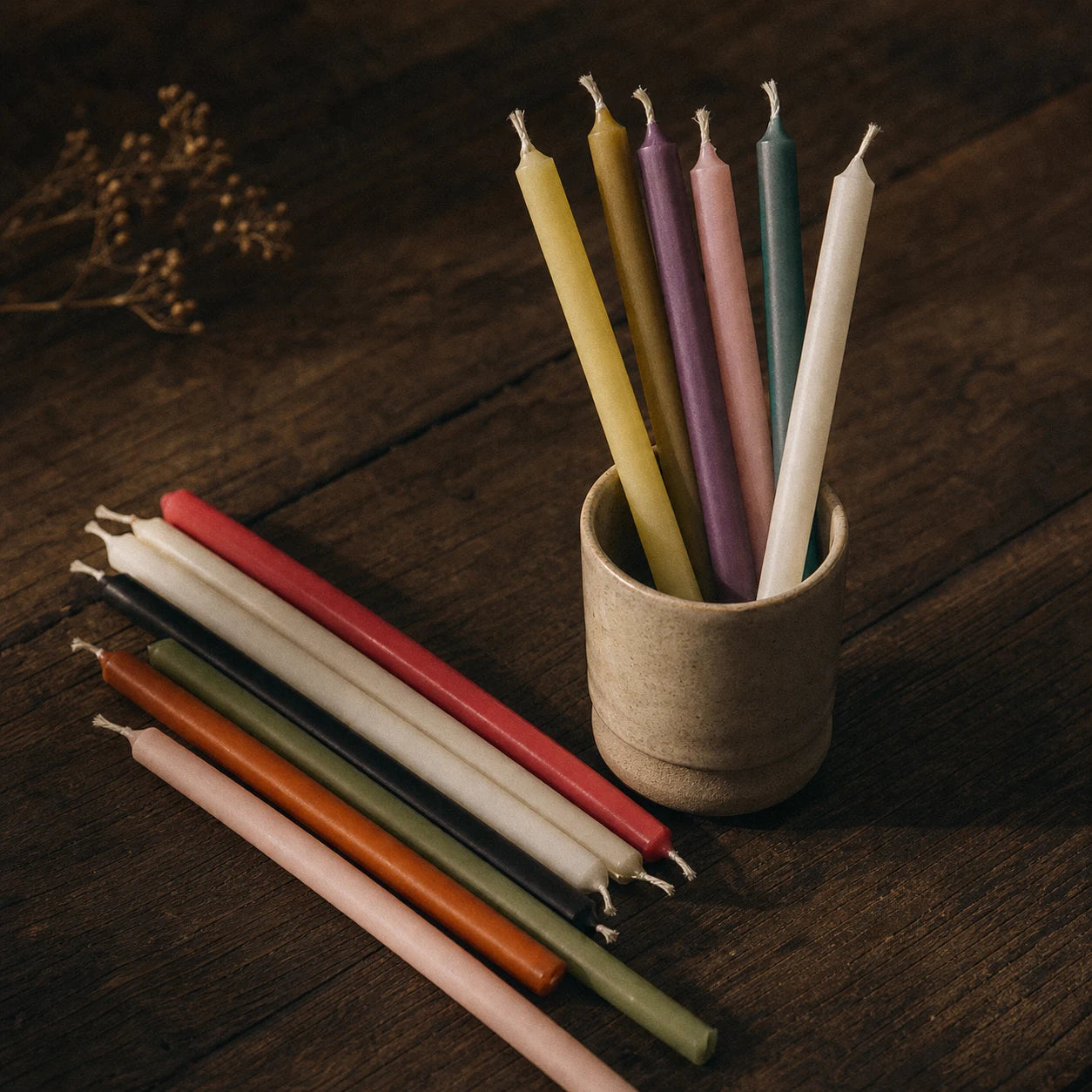 Les Petites Flammes — 12 bougies coniques colorées (rituel &amp; chevet) — vue principale · AURÆN Rituels d'Or