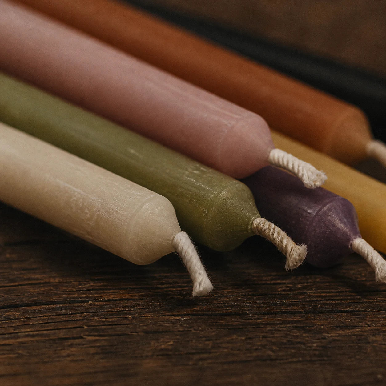 Les Petites Flammes — 12 bougies coniques colorées (rituel &amp; chevet) — détail matière · AURÆN Rituels d'Or