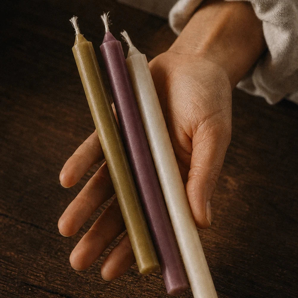Les Petites Flammes — 12 bougies coniques colorées (rituel &amp; chevet) — porté · AURÆN Rituels d'Or