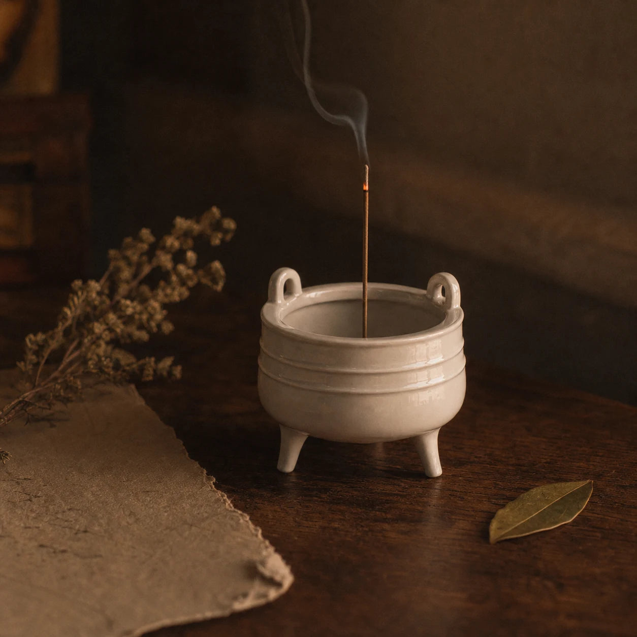Le Trépied — Porte-encens de cérémonie japonais — mise en scène rituelle · AURÆN Rituels d'Or