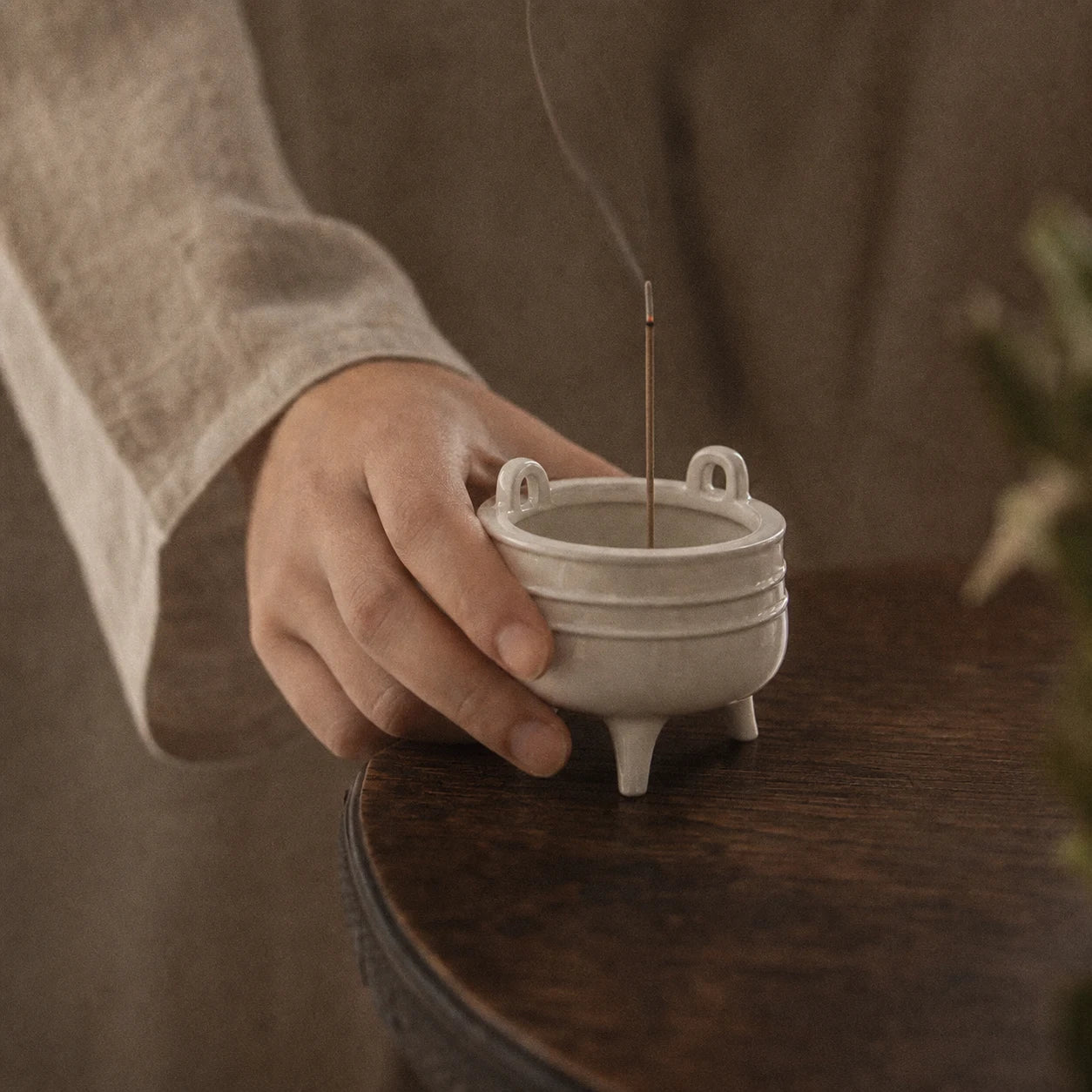 Le Trépied — Porte-encens de cérémonie japonais — porté · AURÆN Rituels d'Or