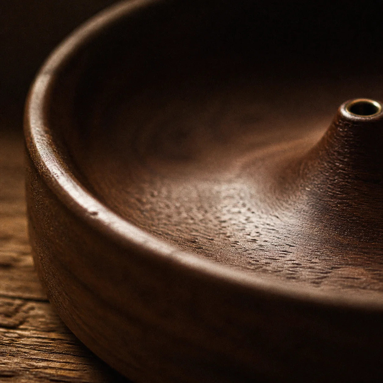 Le Bol — Brûle-encens en bois massif zen — détail matière · AURÆN Rituels d'Or