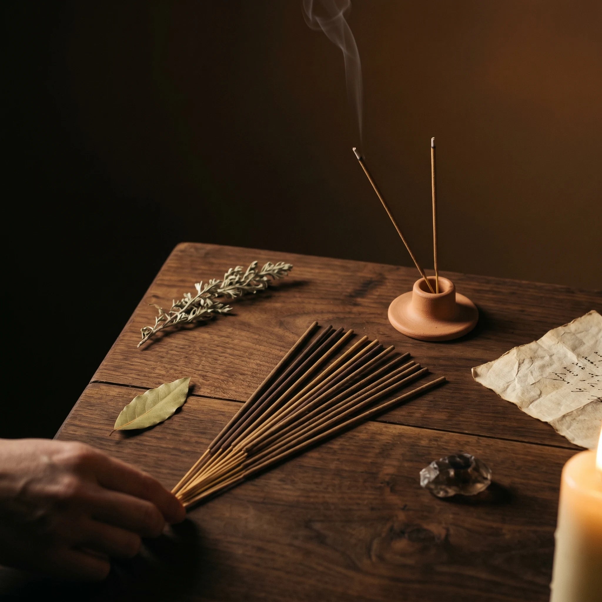 La Sensualité — Encens fleuri & musqué — mise en scène rituelle · AURÆN Rituels d'Or