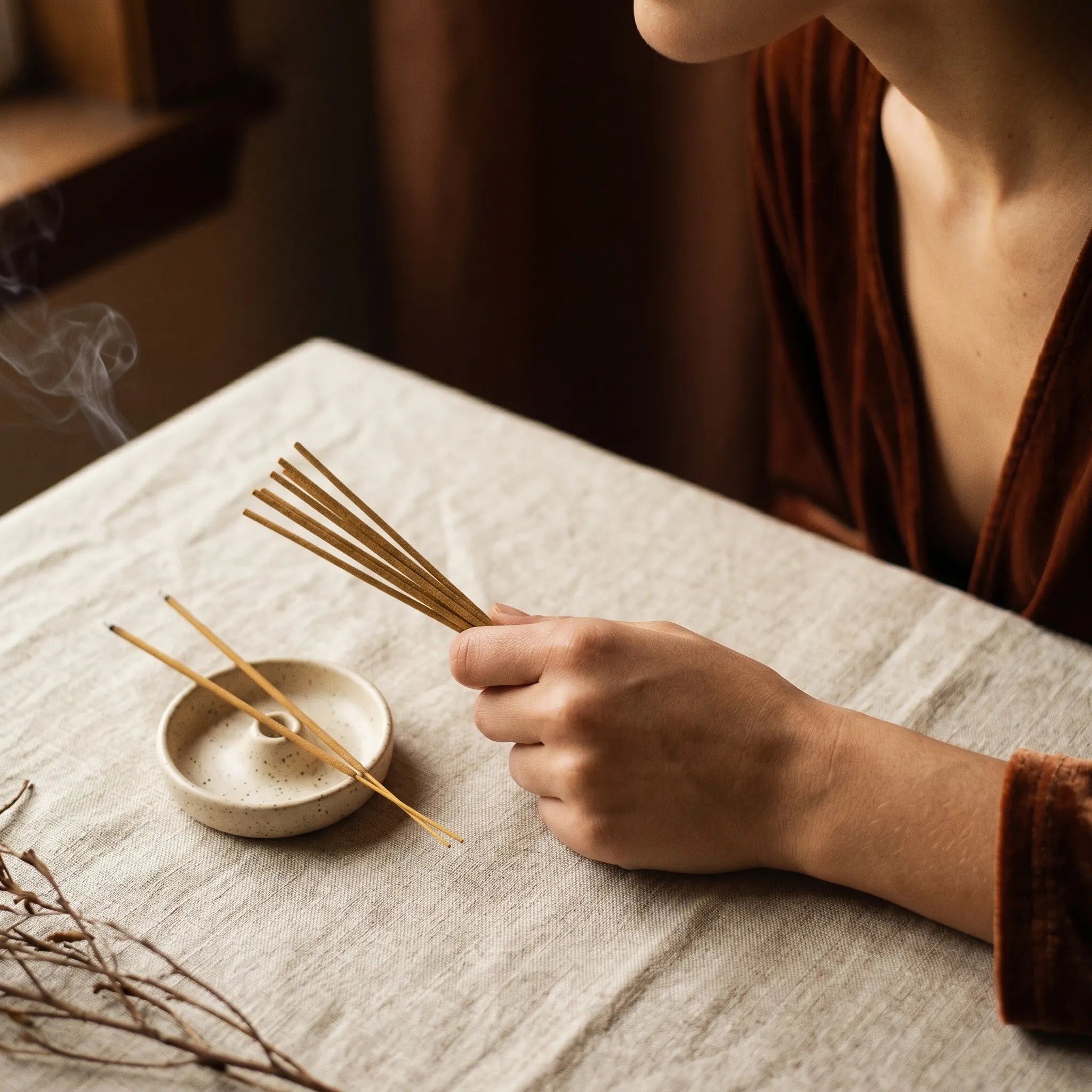 La Sensualité — Encens fleuri & musqué — en situation · AURÆN Rituels d'Or