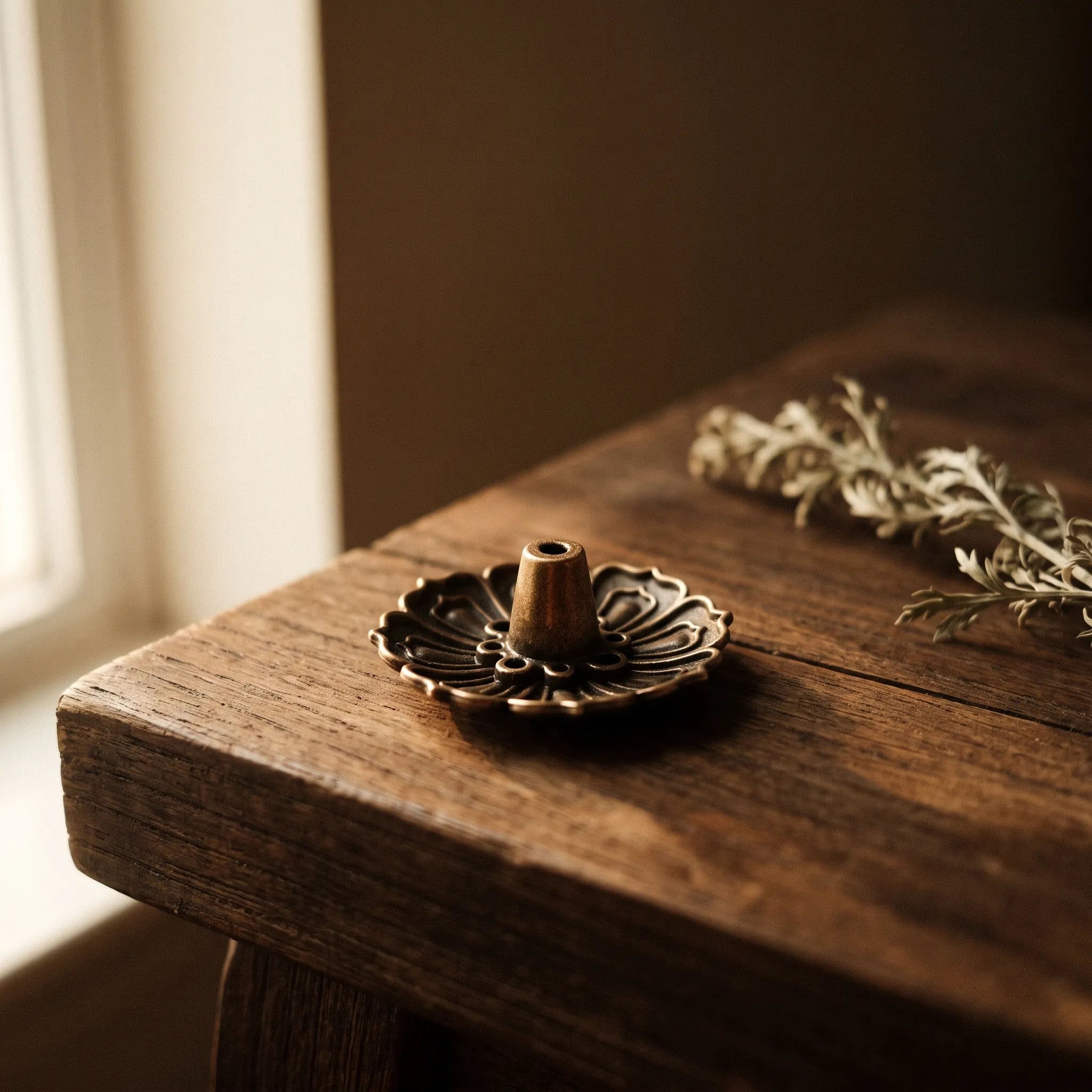 Le Foyer — Porte-encens en bois sculpté — vue principale · AURÆN Rituels d'Or