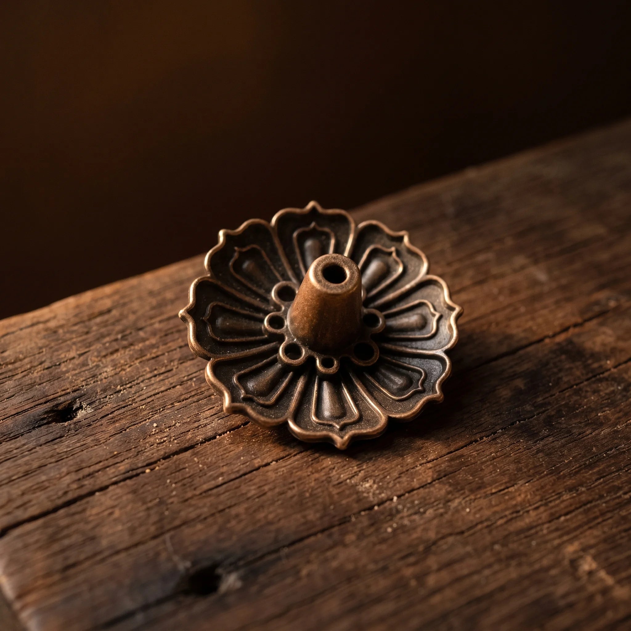 Le Foyer — Porte-encens en bois sculpté — détail matière · AURÆN Rituels d'Or