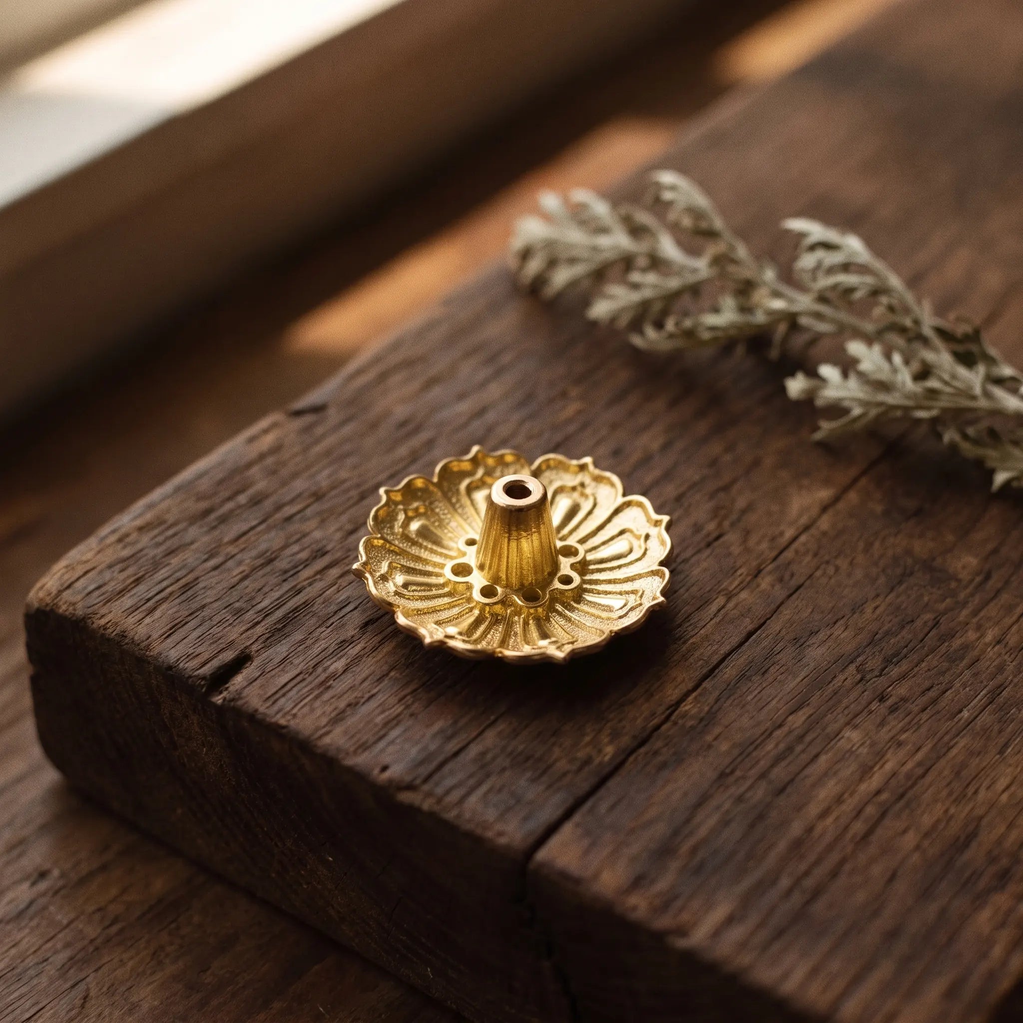 Le Foyer — Porte-encens en bois sculpté — présence variante · AURÆN Rituels d'Or