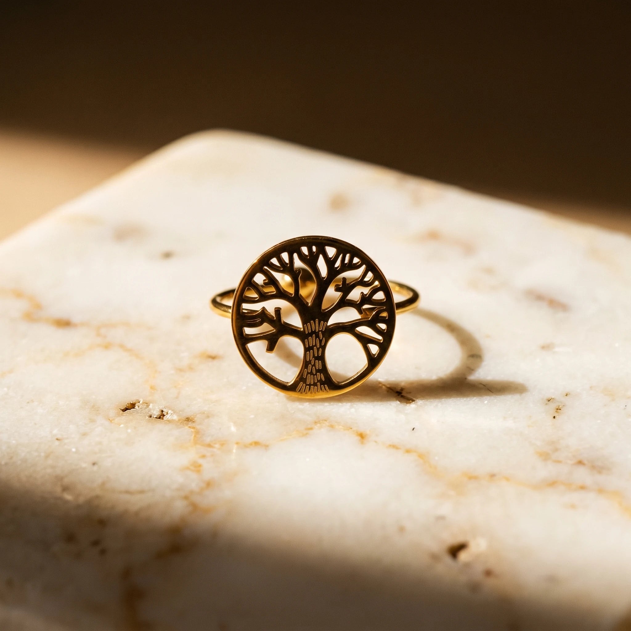 L'Arbre Sacré — Bague motif arbre de vie — détail matière · AURÆN Objets Sacrés
