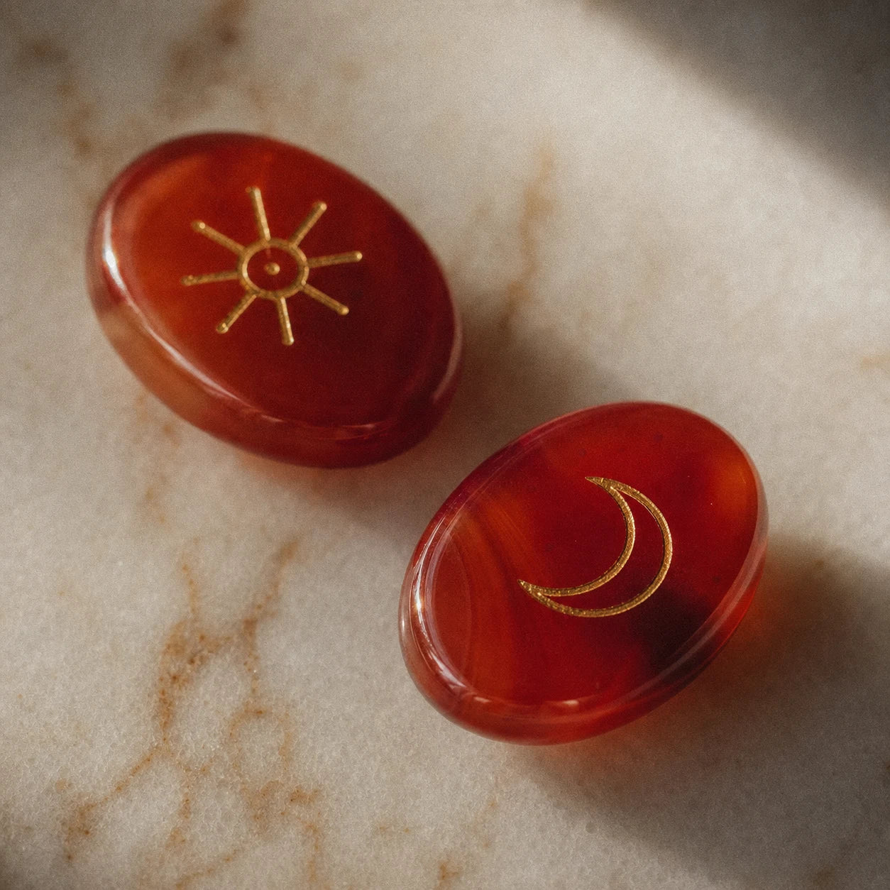 Le Cercle des Murmures — 13 pierres gravées de symboles oraculaires — détail matière · AURÆN Objets Sacrés