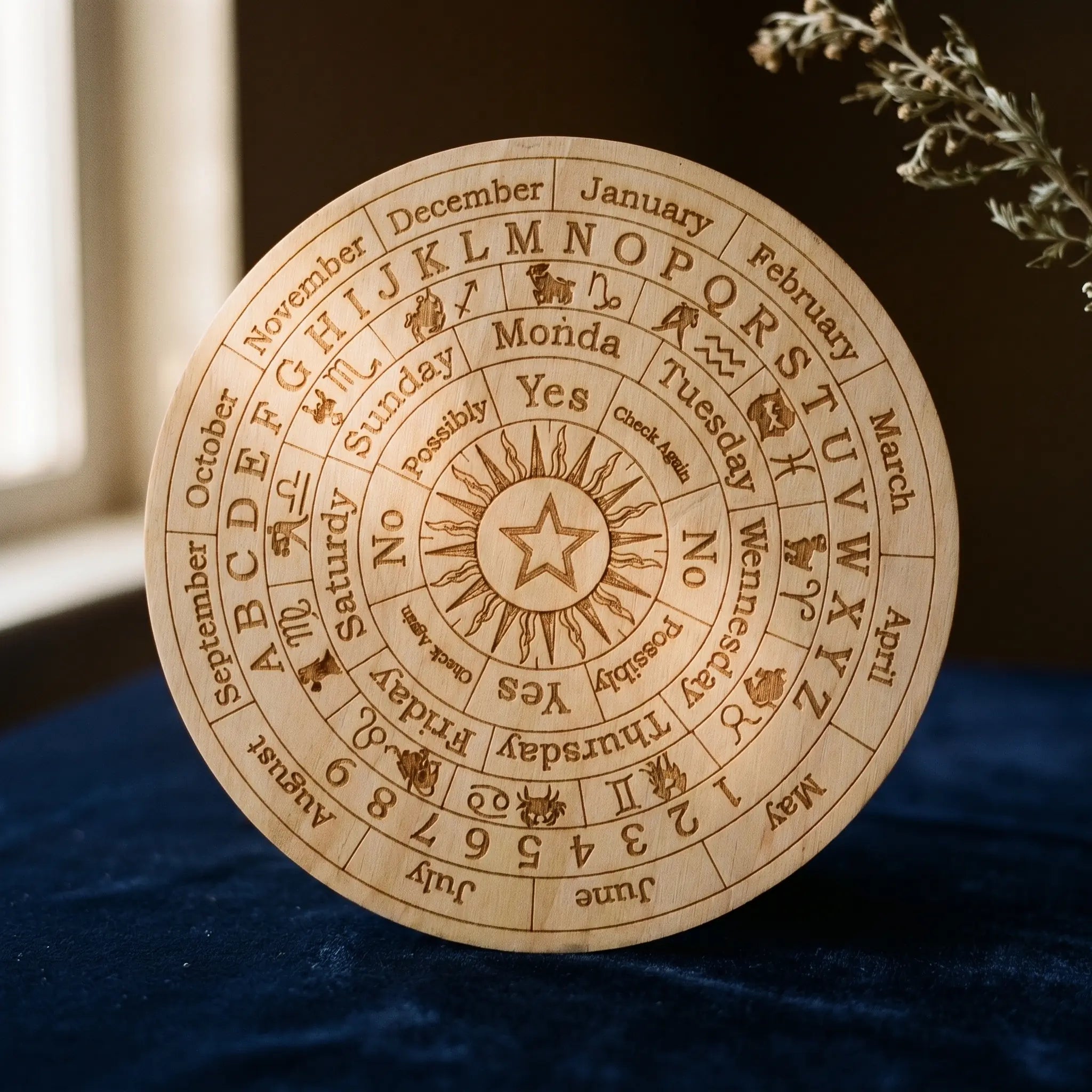 Le Cadran de Bois — Planche à pendule sculptée — vue principale · AURÆN Objets Sacrés