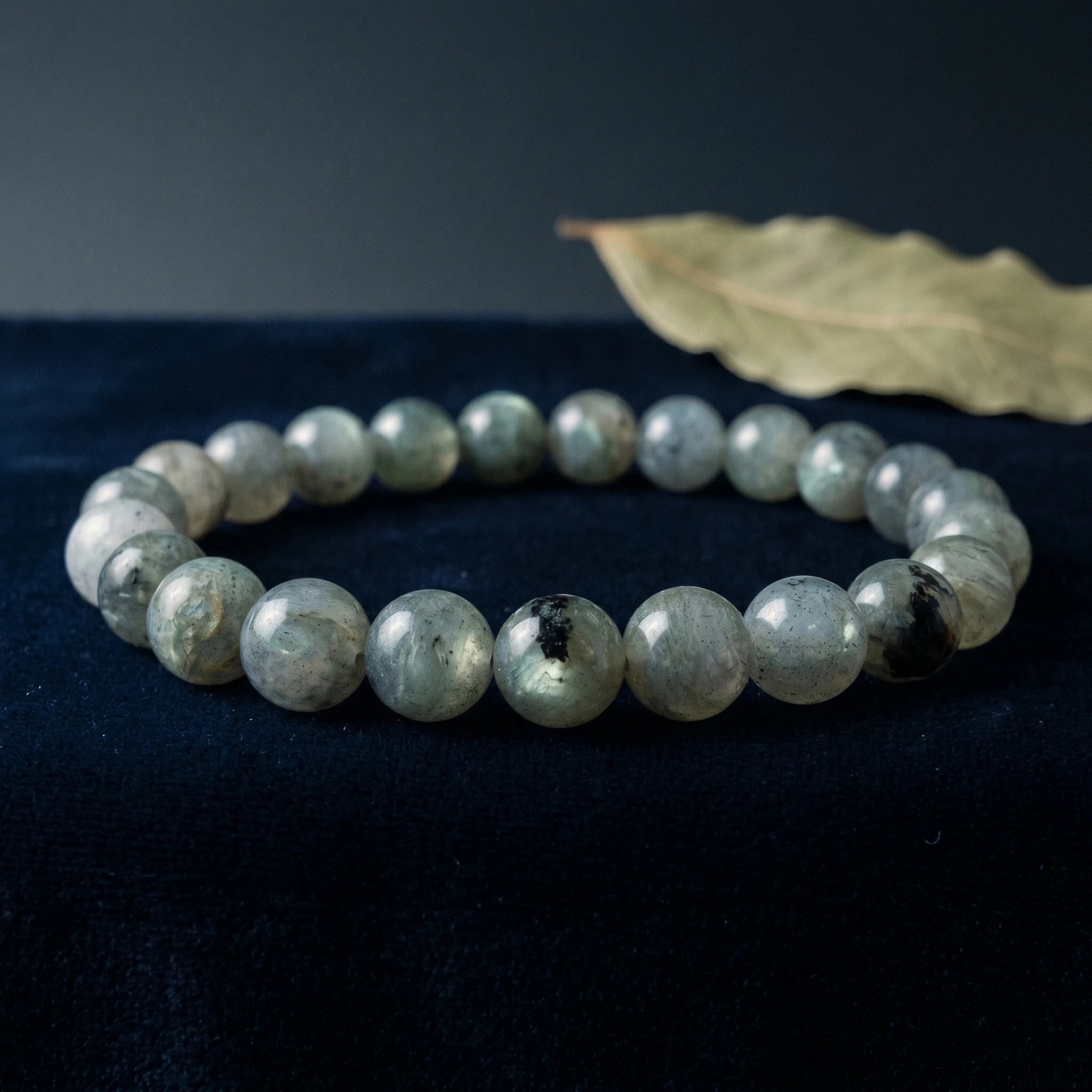 Le Voile — Bracelet de labradorite 8mm — vue principale · AURÆN Pierres d'Âme