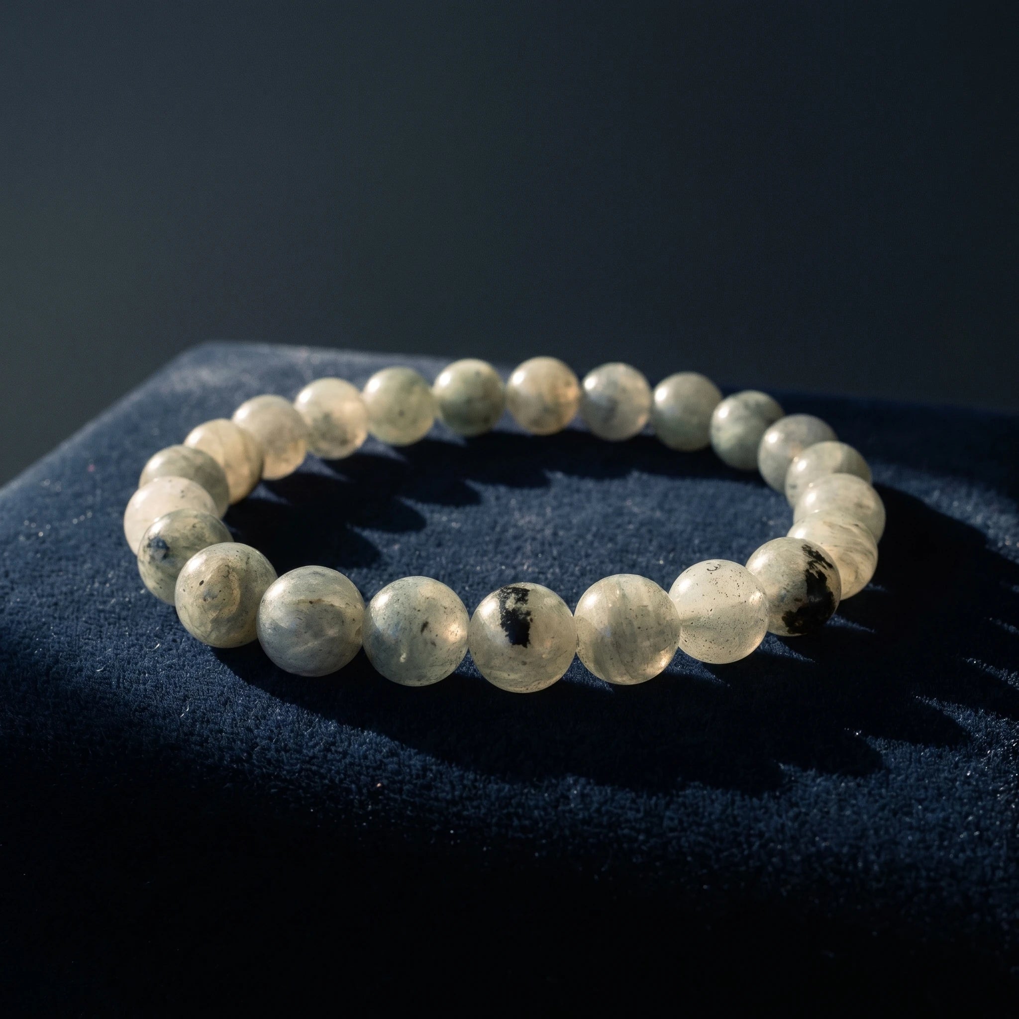 Le Voile — Bracelet de labradorite 8mm — détail matière · AURÆN Pierres d'Âme