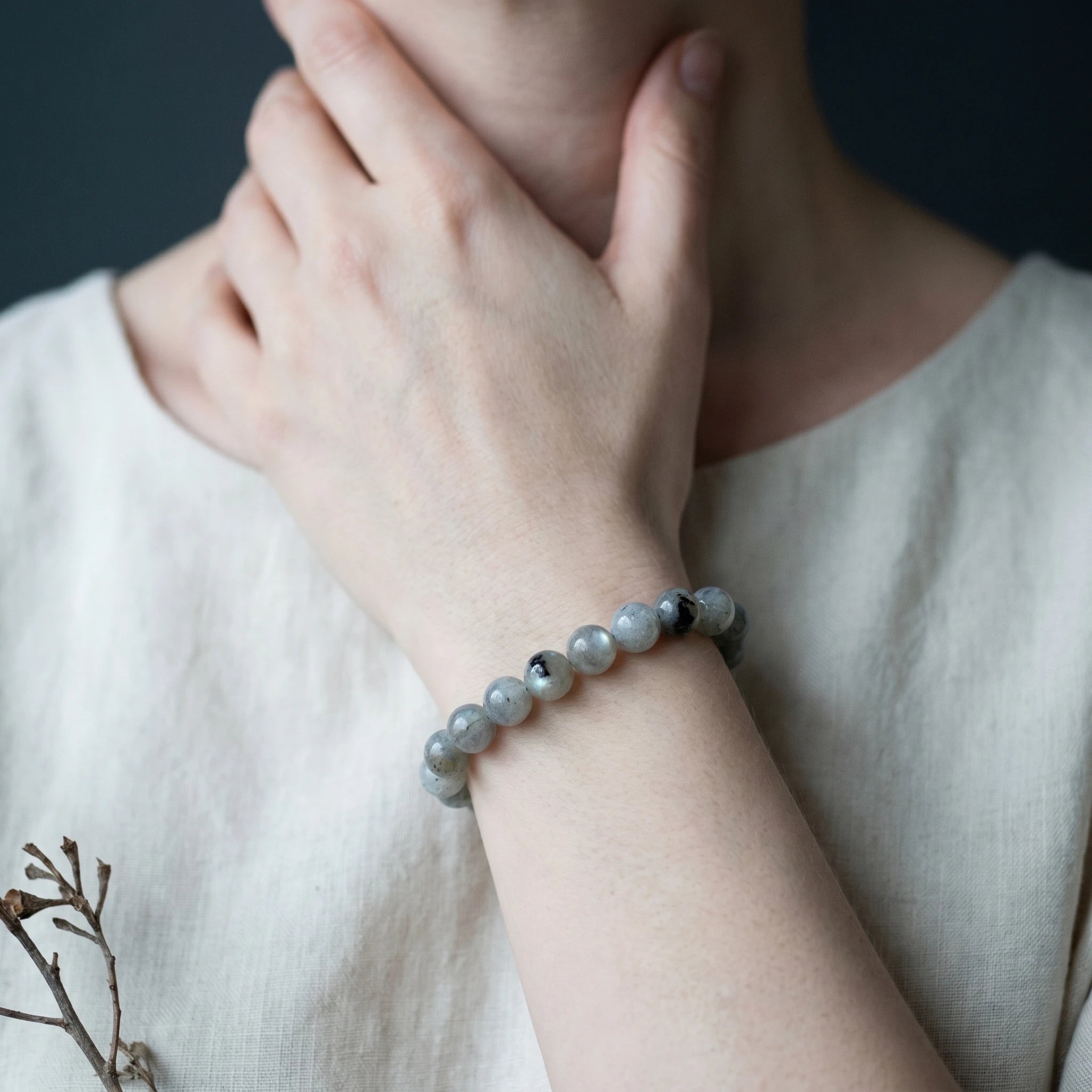 Le Voile — Bracelet de labradorite 8mm — porté · AURÆN Pierres d'Âme