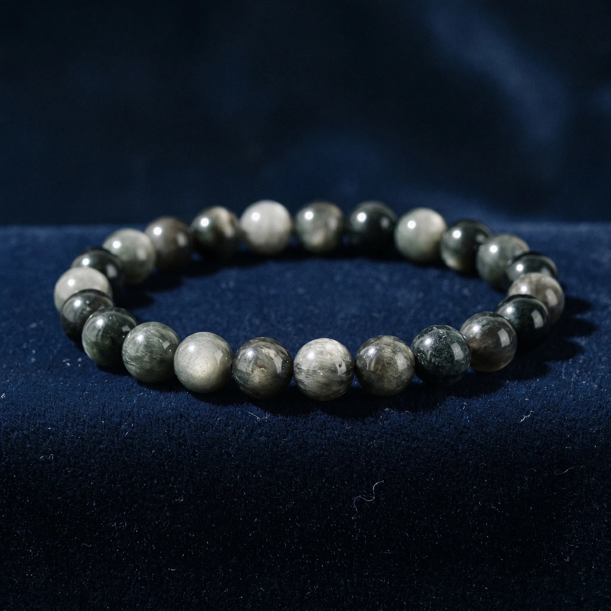 La Garde — Bracelet d'obsidienne 8mm — détail matière · AURÆN Pierres d'Âme