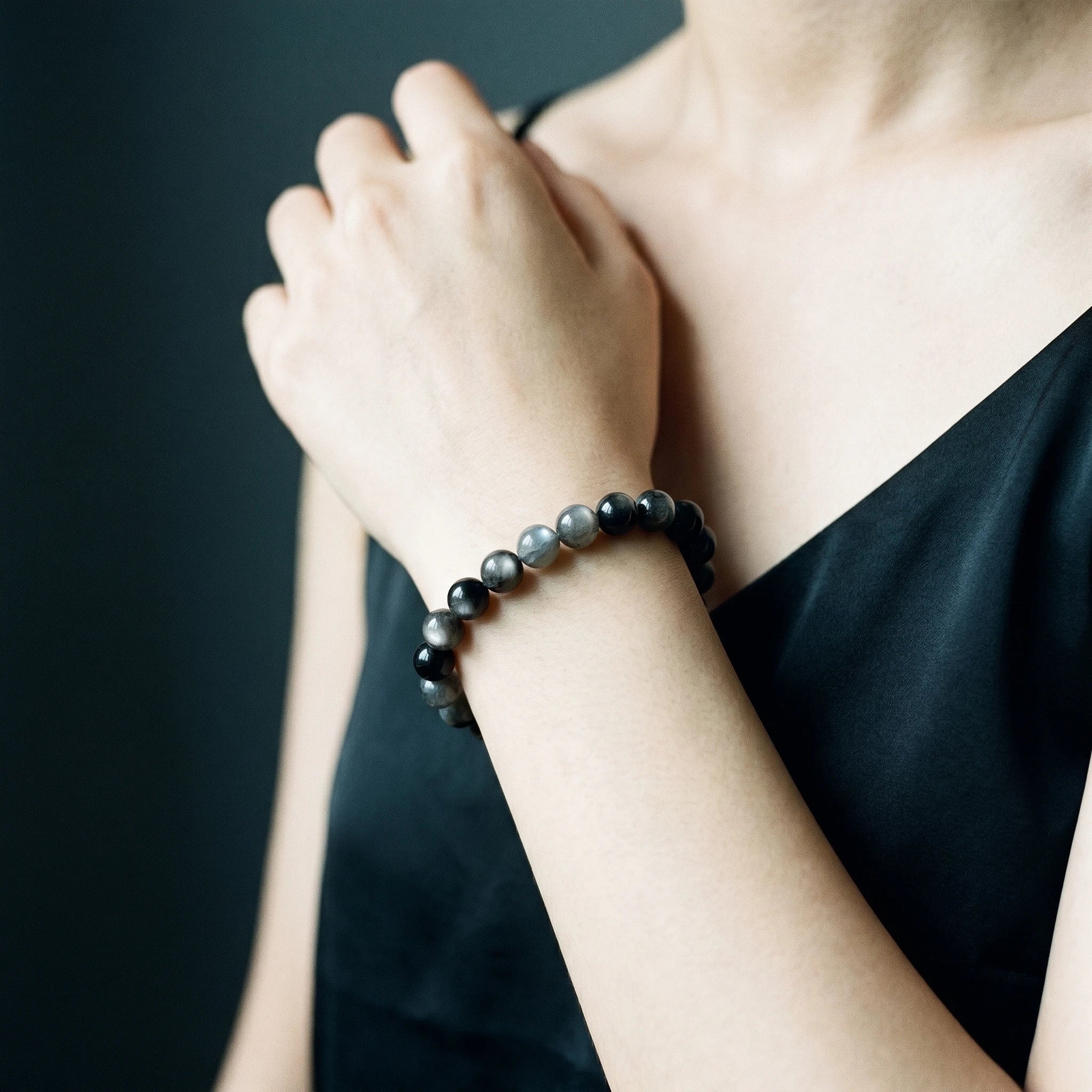 La Garde — Bracelet d'obsidienne 8mm — porté · AURÆN Pierres d'Âme