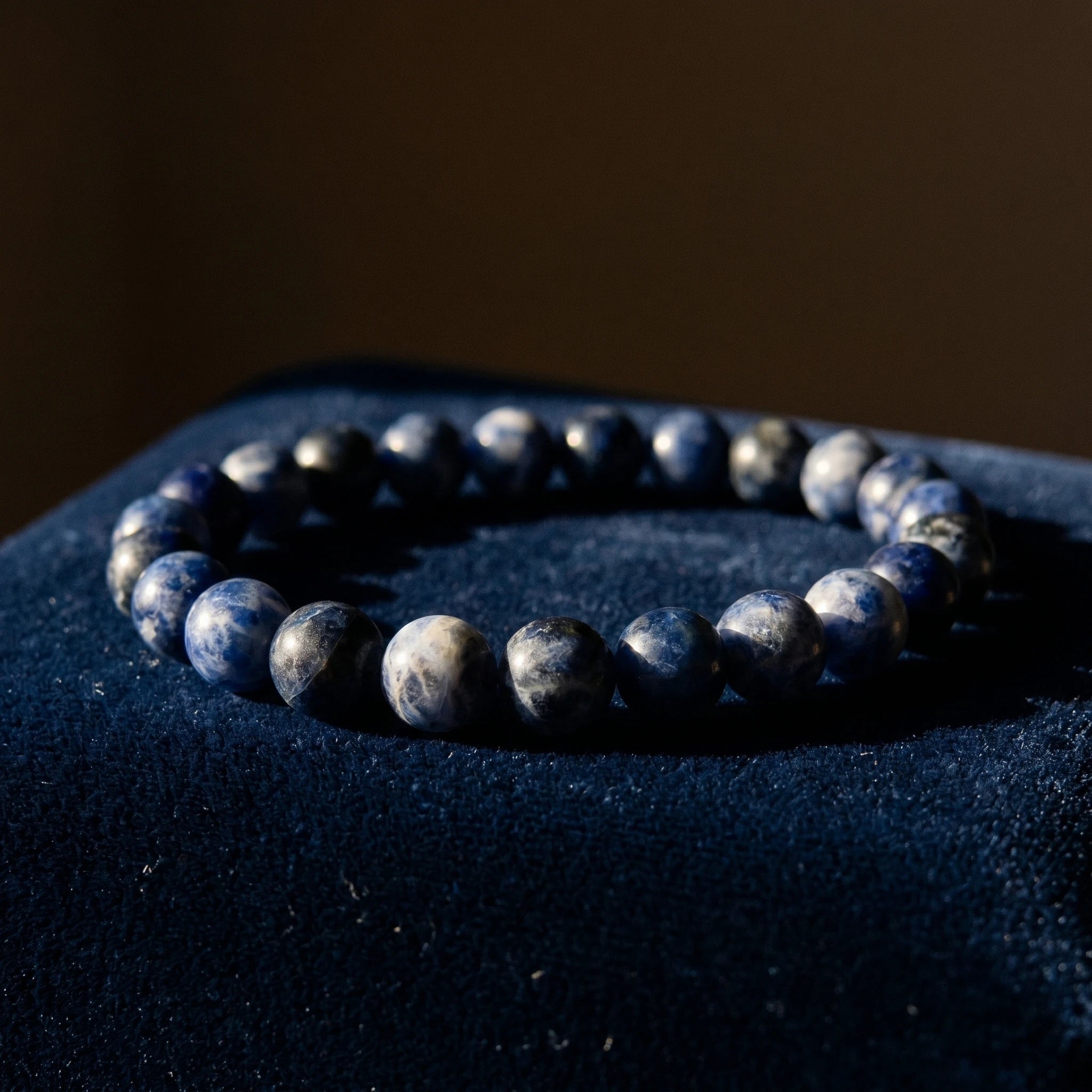 La Voix — Bracelet de sodalite 8mm — détail matière · AURÆN Pierres d'Âme