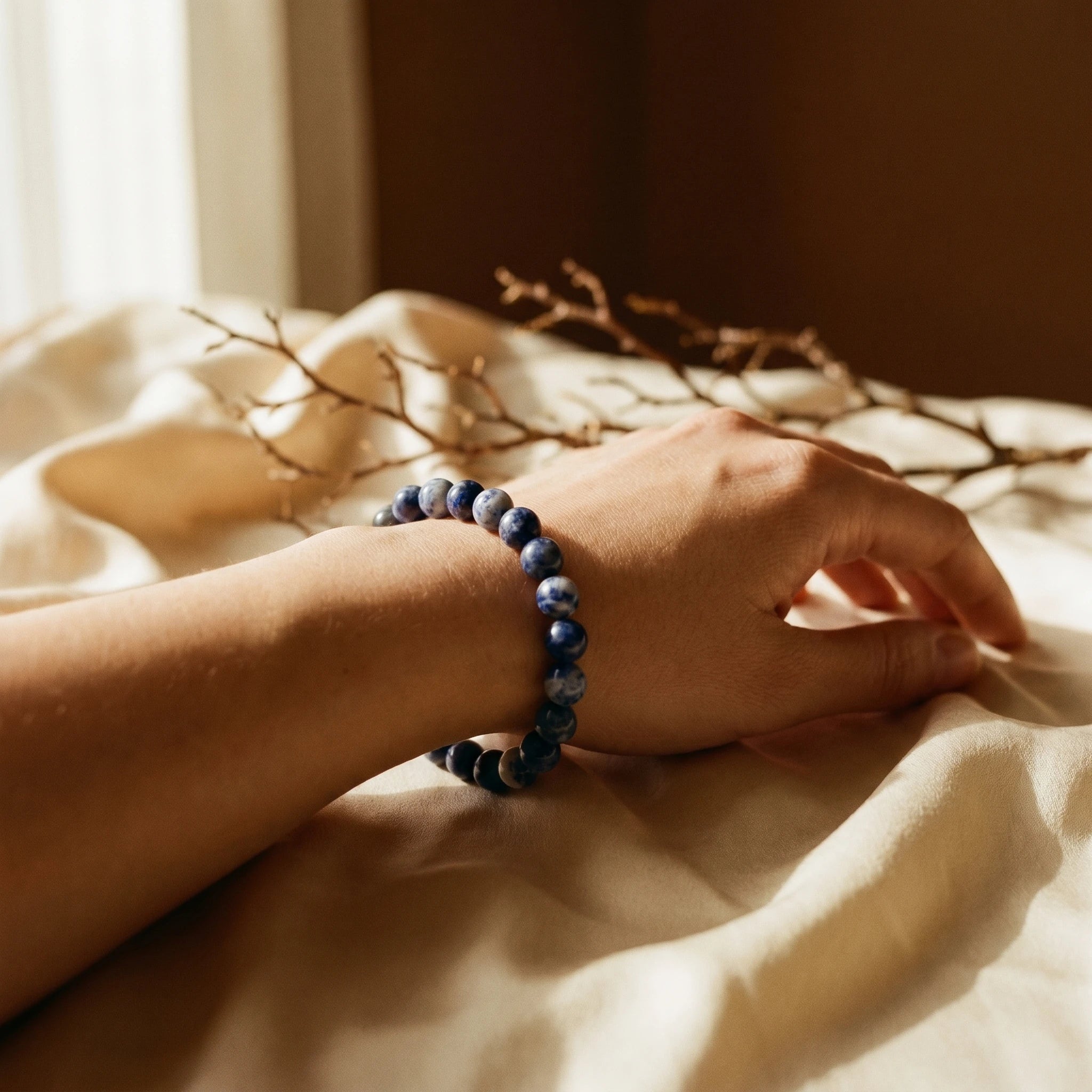 La Voix — Bracelet de sodalite 8mm — porté · AURÆN Pierres d'Âme