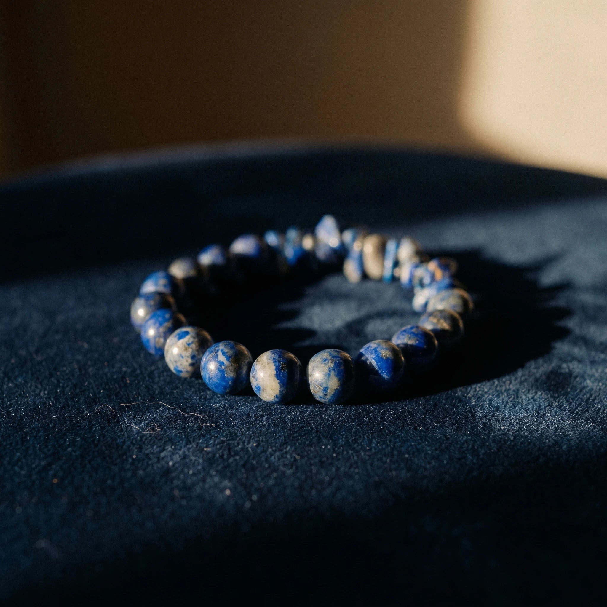 Le Verbe — Bracelet de lapis-lazuli 8mm — détail matière · AURÆN Pierres d'Âme