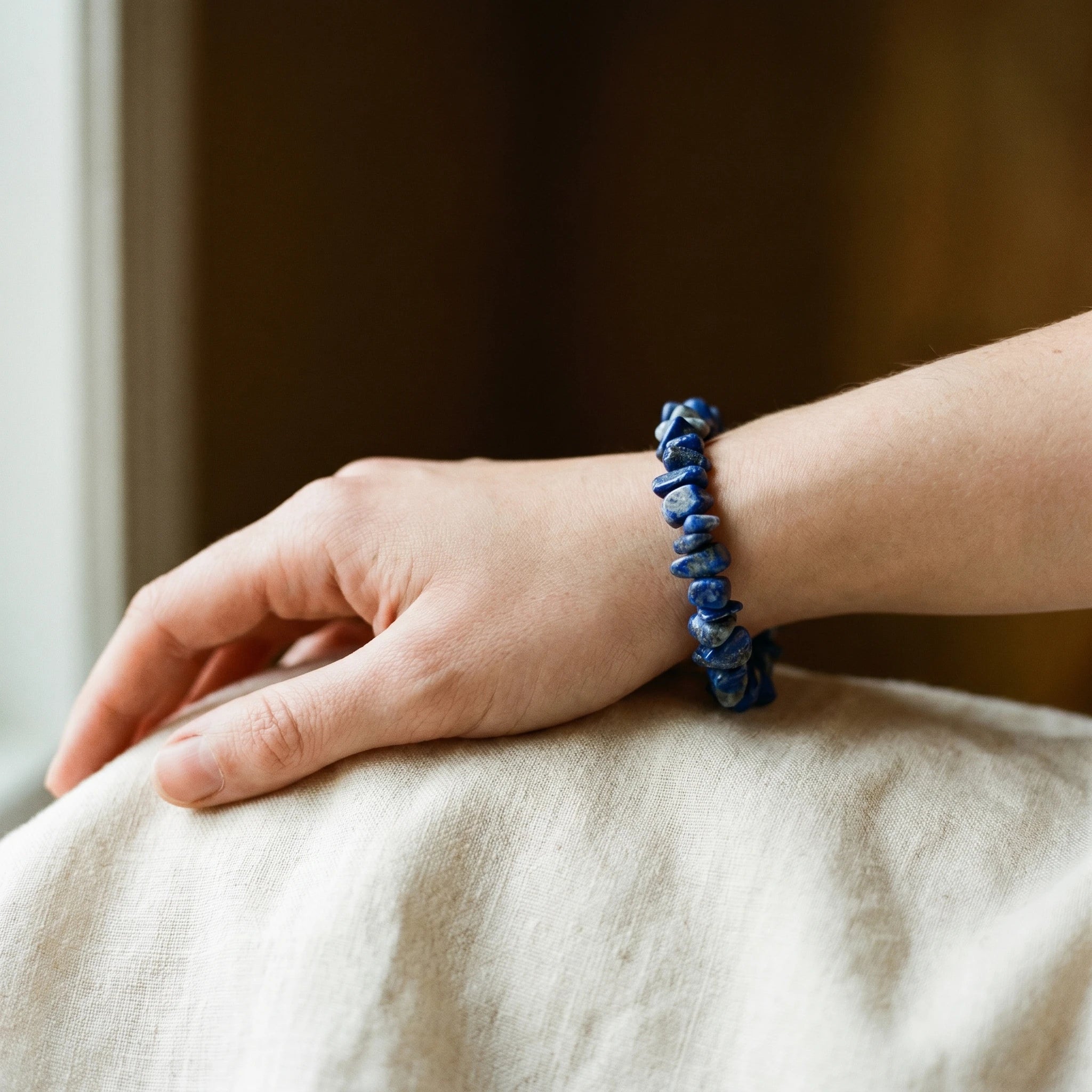 Le Verbe — Bracelet de lapis-lazuli 8mm — porté · AURÆN Pierres d'Âme