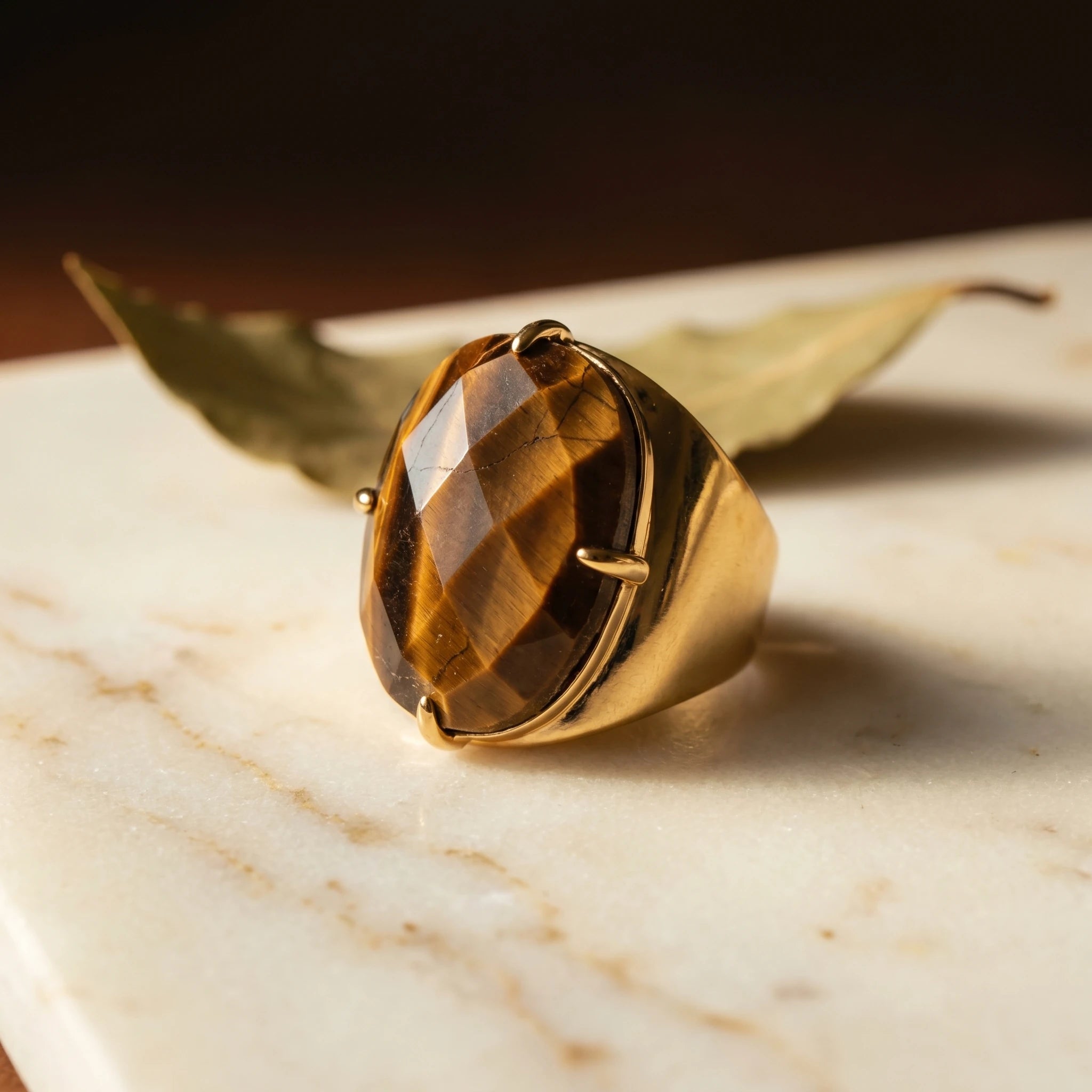 L'Œil de Tigre au Doigt — Bague pierre du courage — vue principale · AURÆN Pierres d'Âme