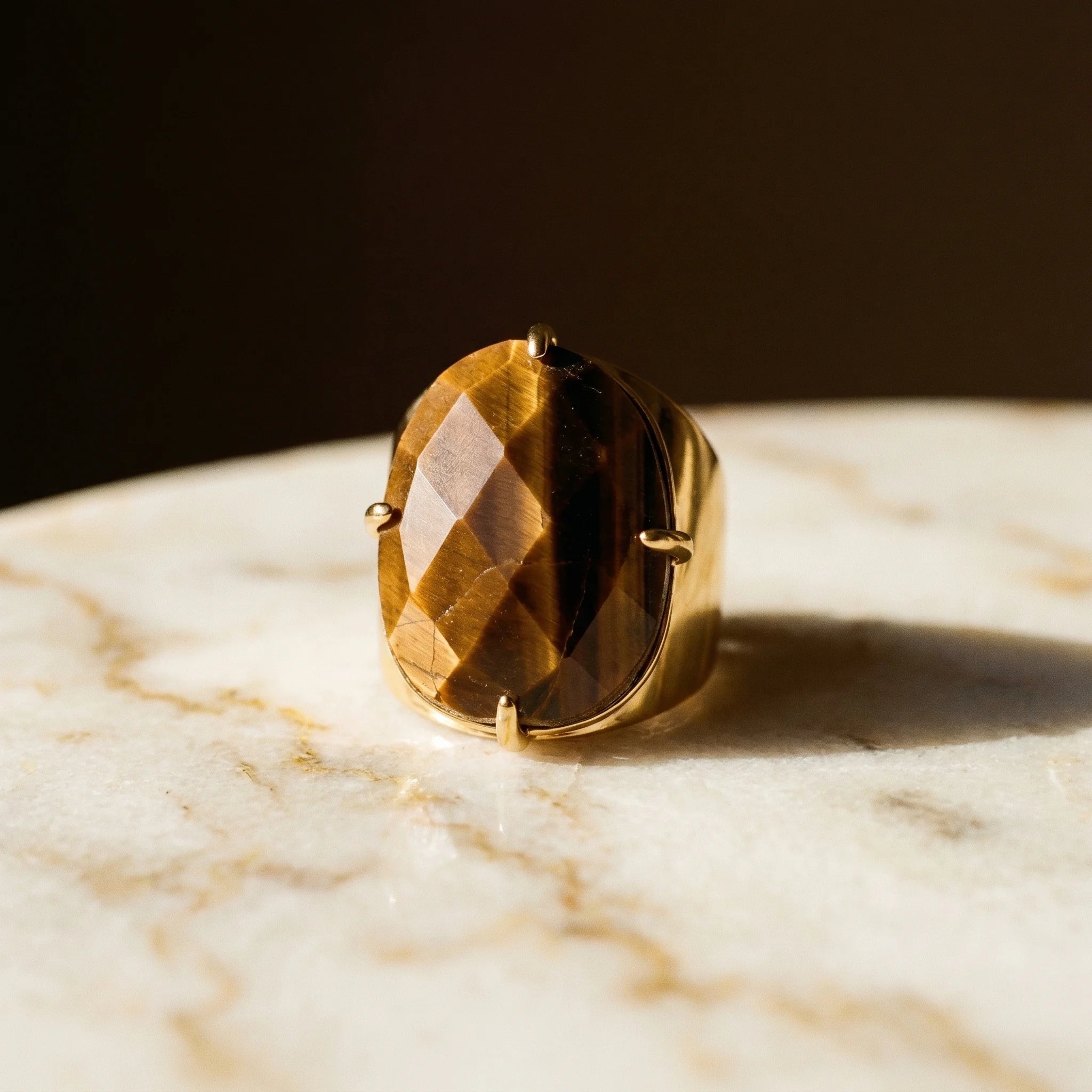 L'Œil de Tigre au Doigt — Bague pierre du courage — détail matière · AURÆN Pierres d'Âme