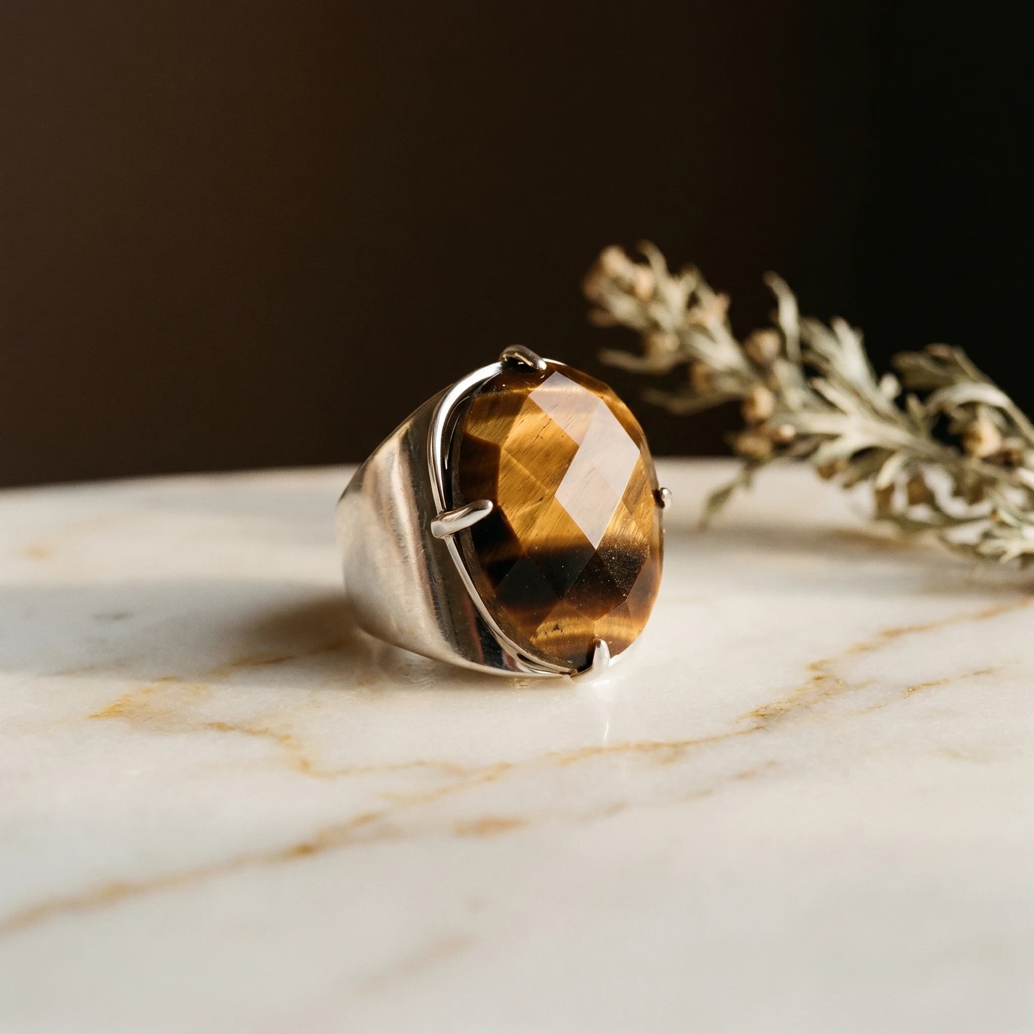 L'Œil de Tigre au Doigt — Bague pierre du courage — présence variante · AURÆN Pierres d'Âme